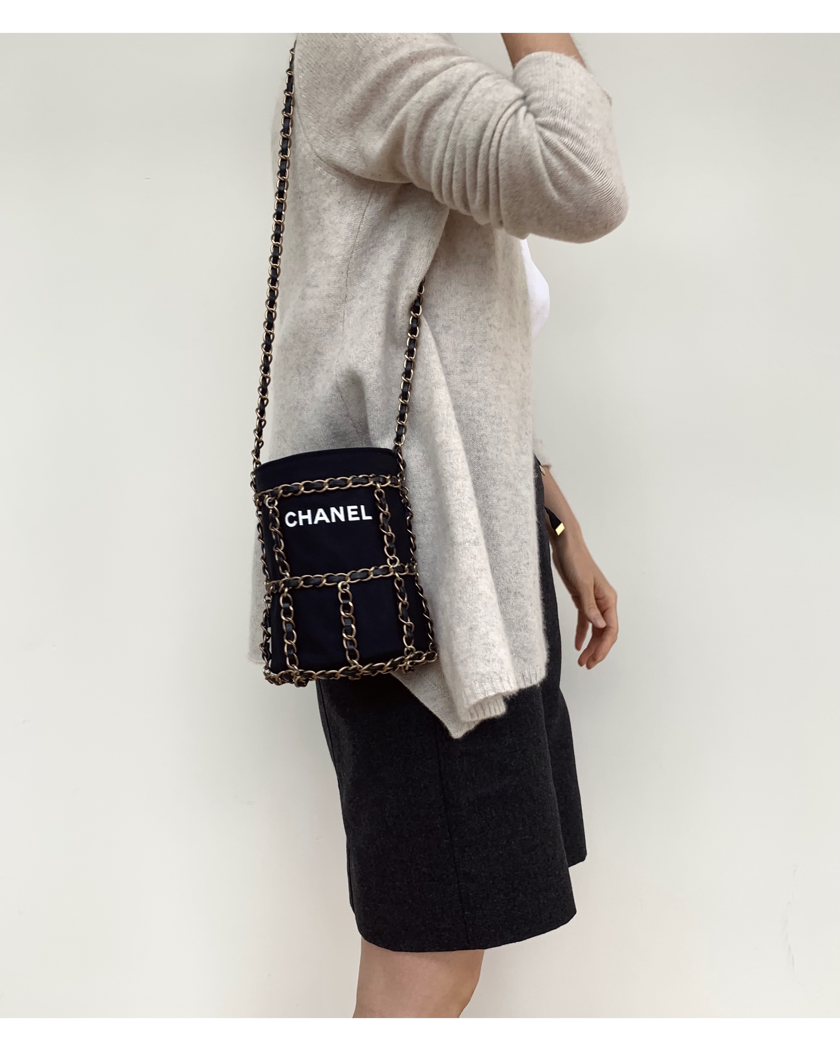 CHANEL cage chain bag no.37