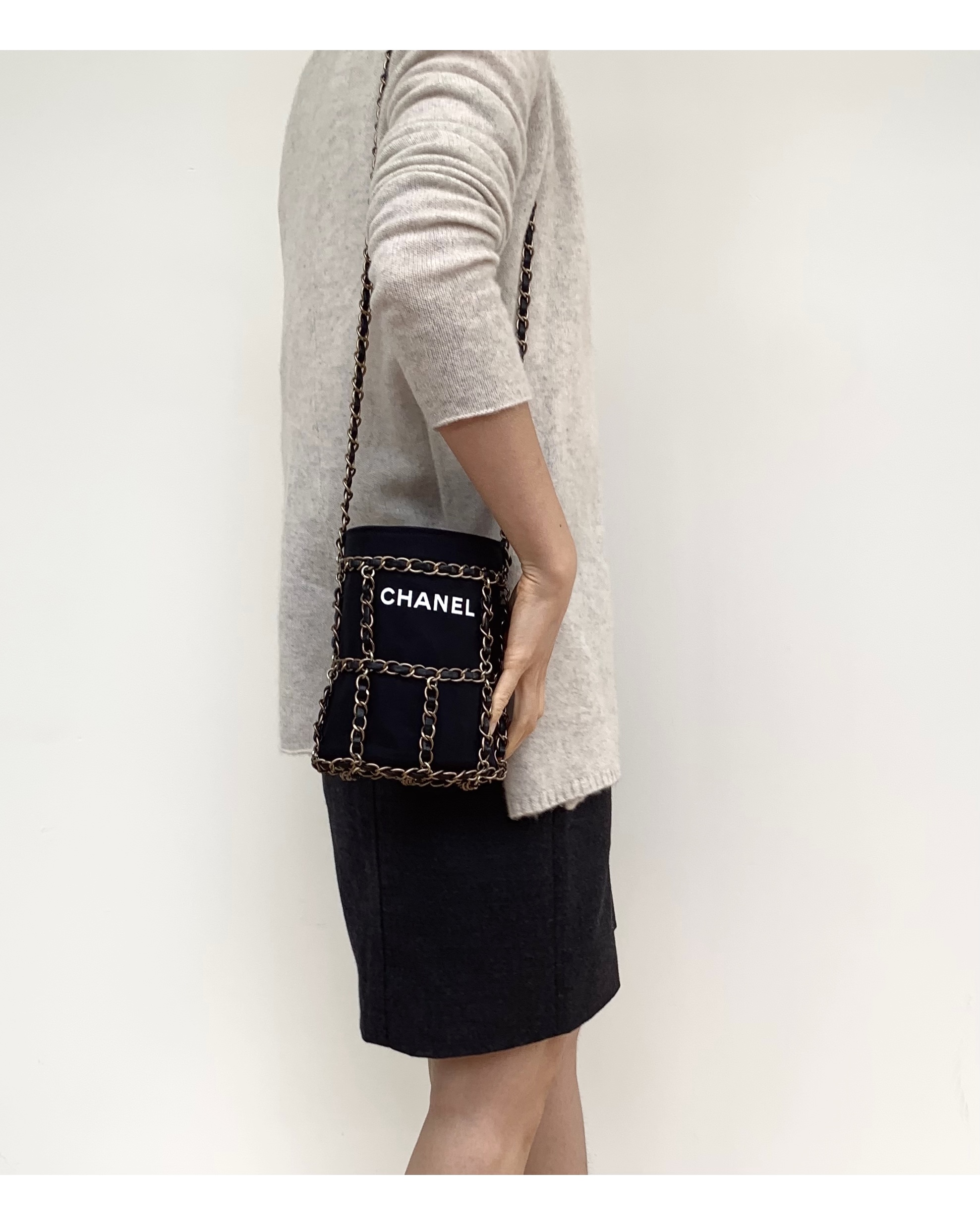 CHANEL cage chain bag no.37