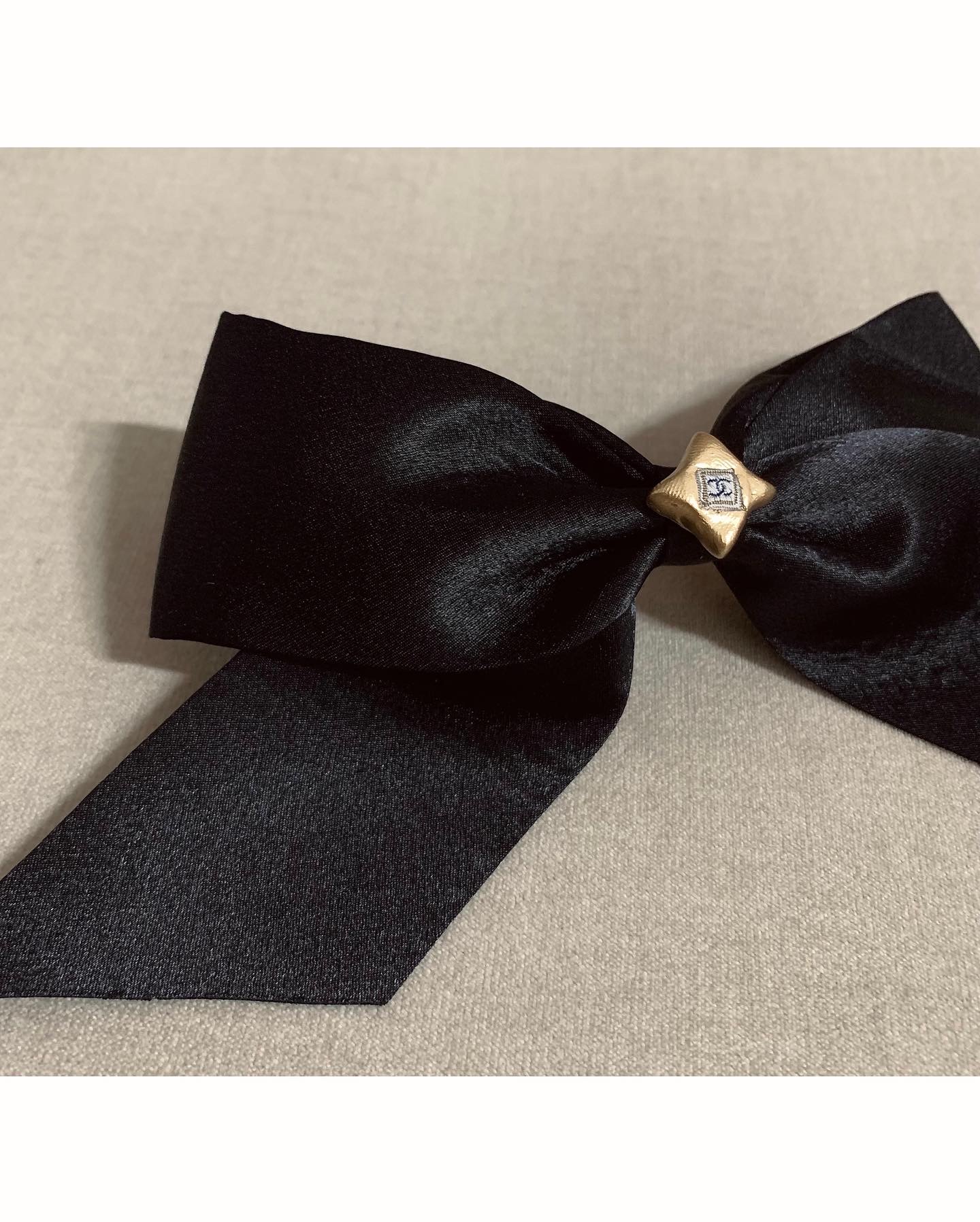 CHANEL gold star CC ribbon hair clip no.56