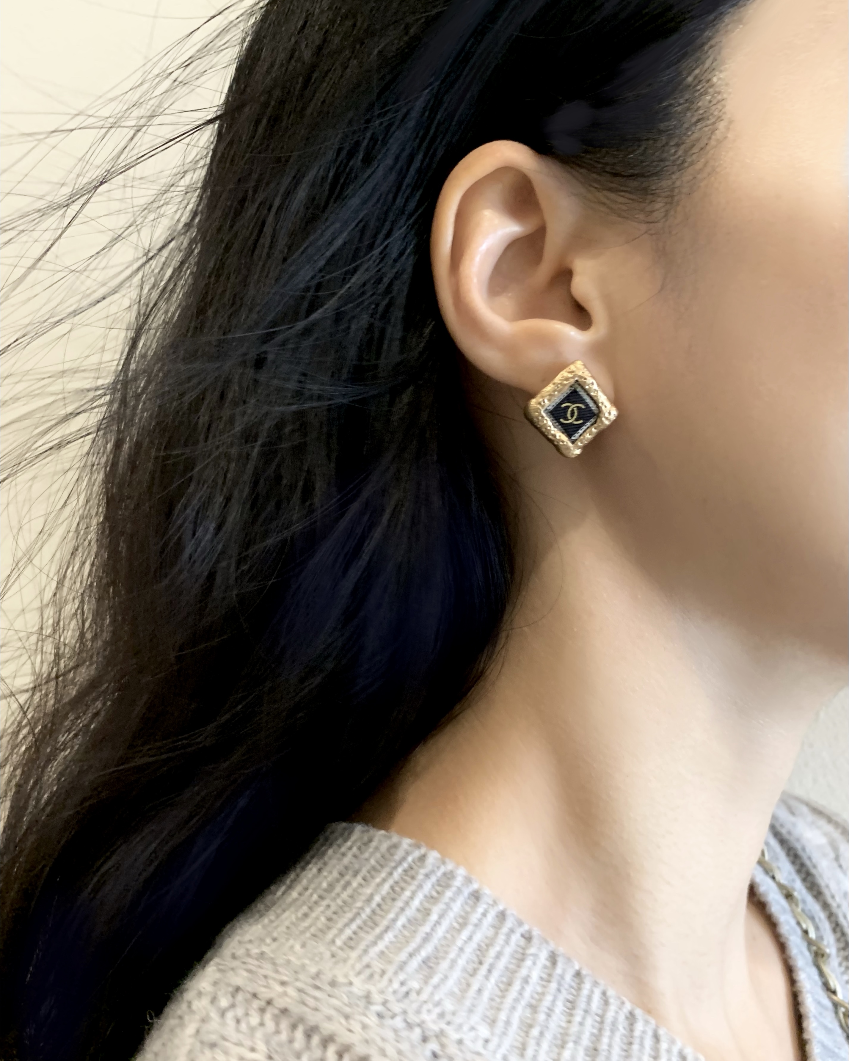 CHANEL diamond bumpy gold CC earring no.40