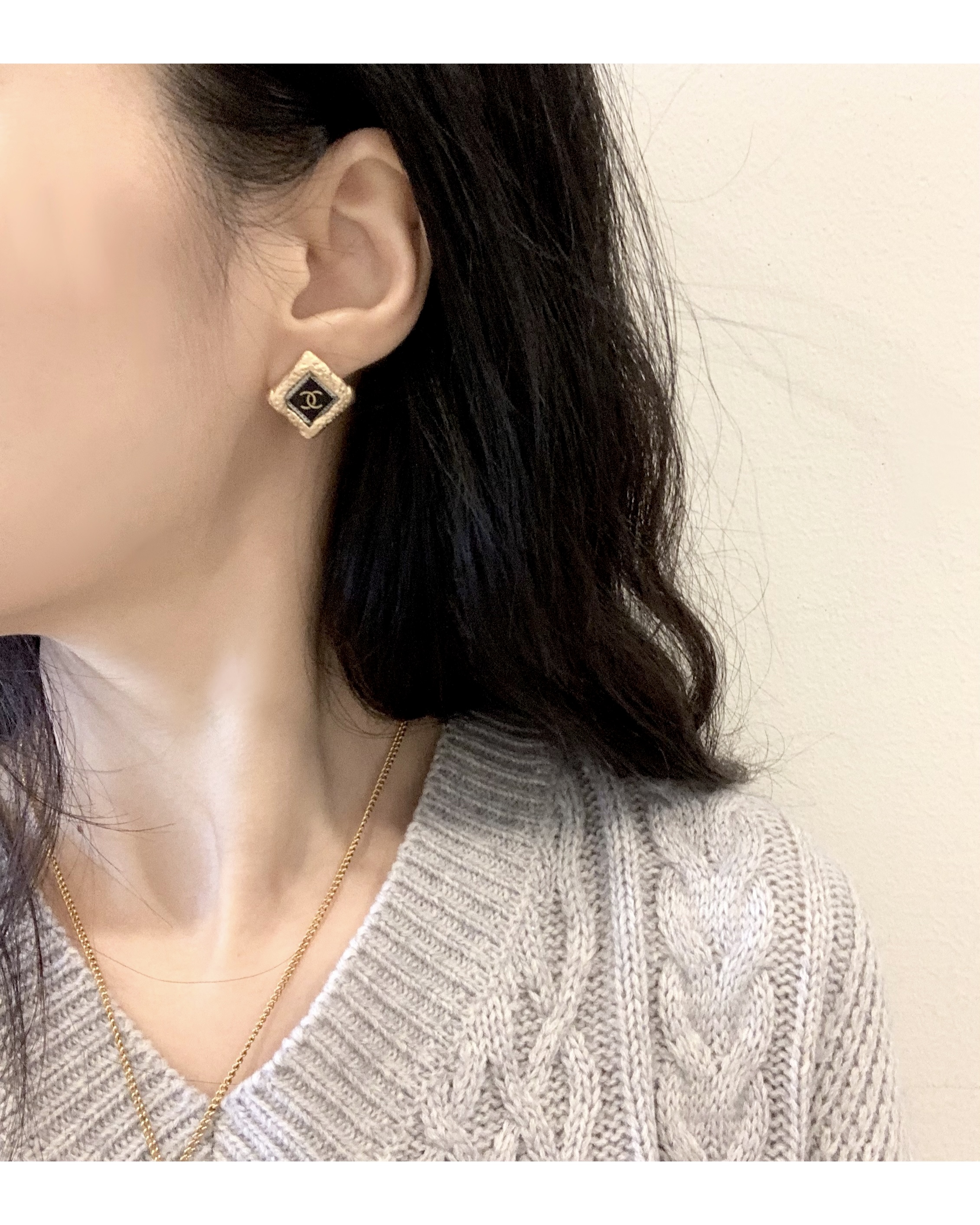 CHANEL diamond bumpy gold CC earring no.40