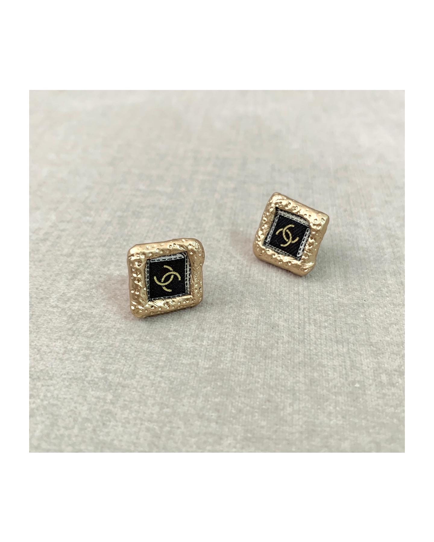 CHANEL diamond bumpy gold CC earring no.40