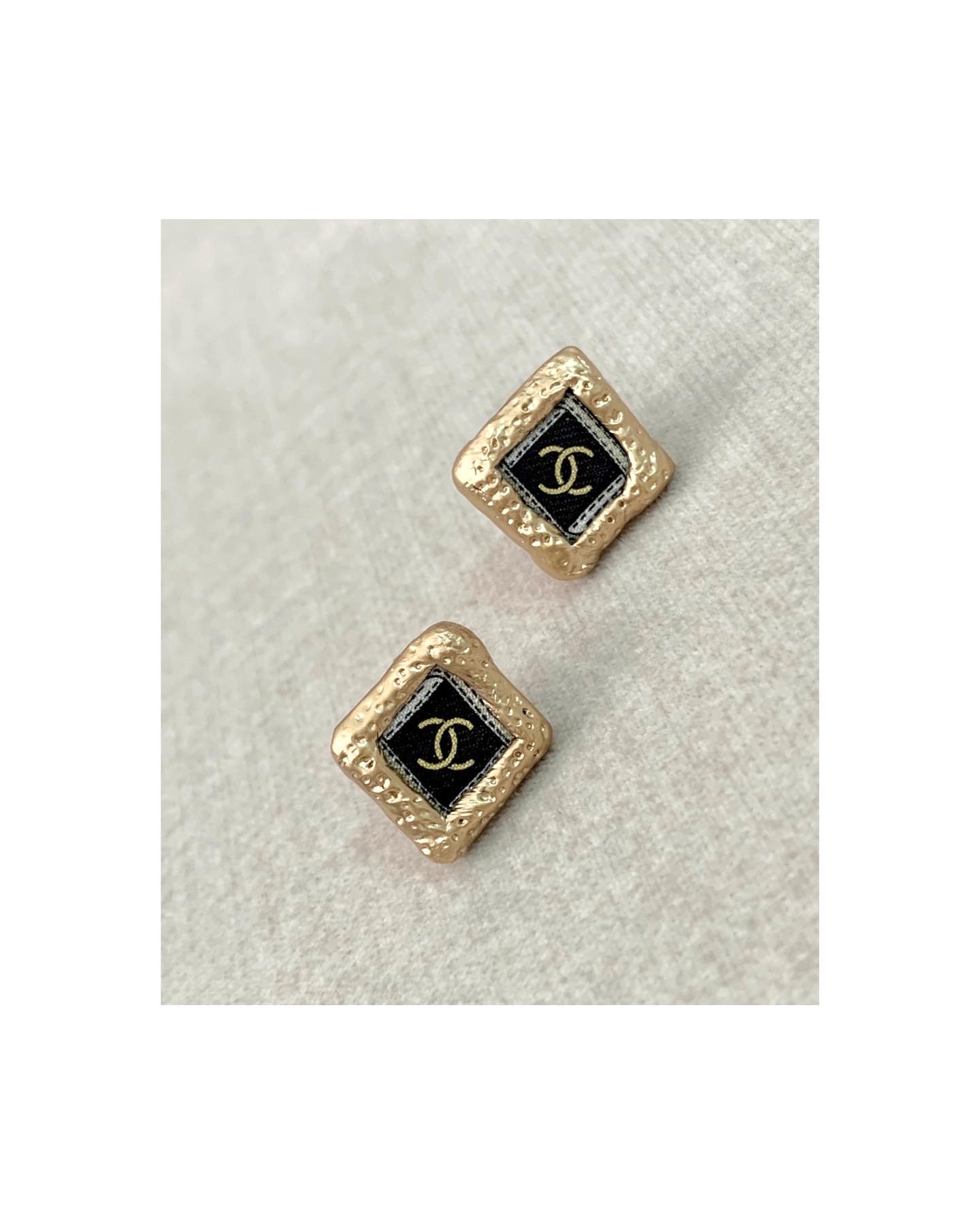 CHANEL diamond bumpy gold CC earring no.40