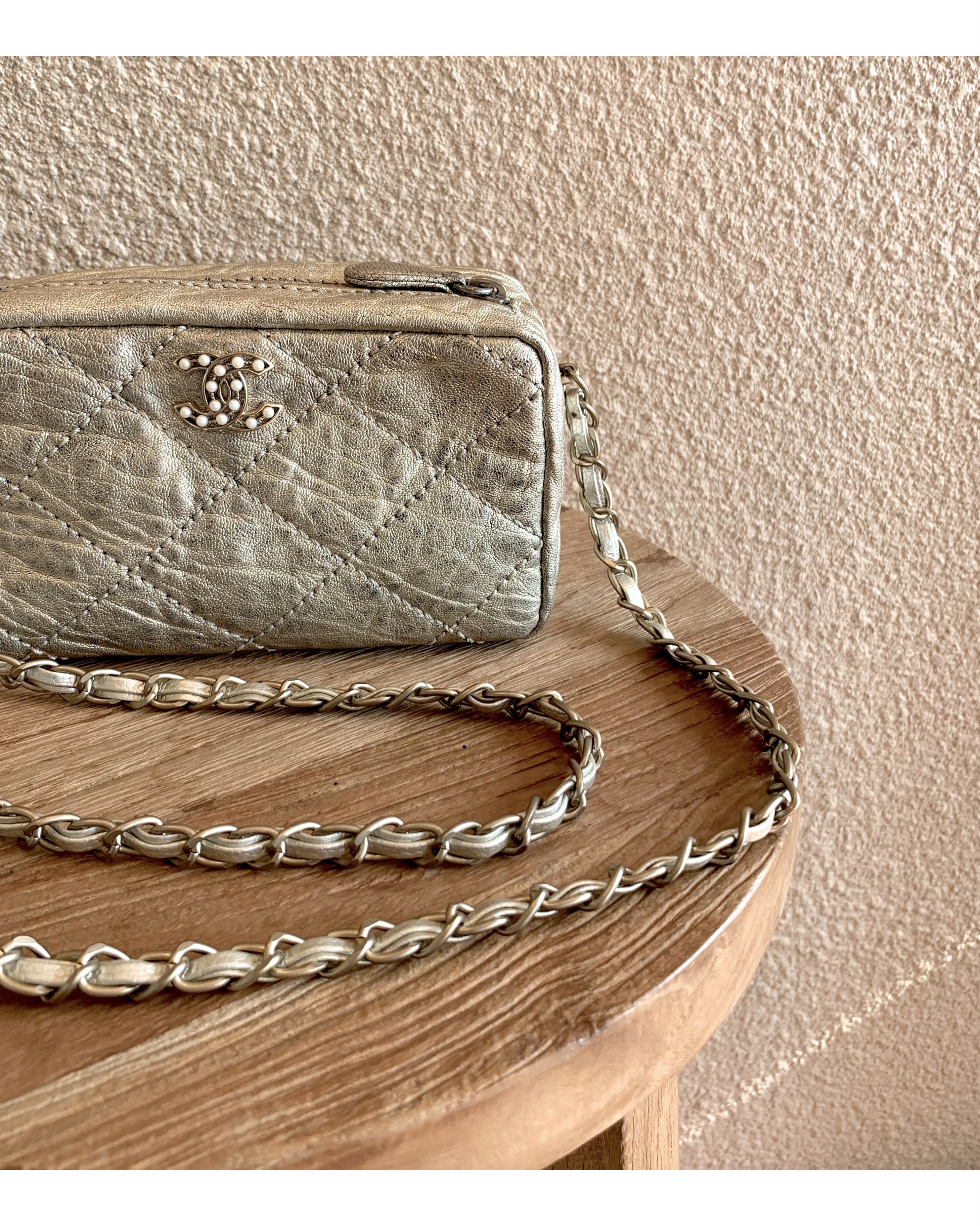 CHANEL gold quilting pearl CC camera bag no.46