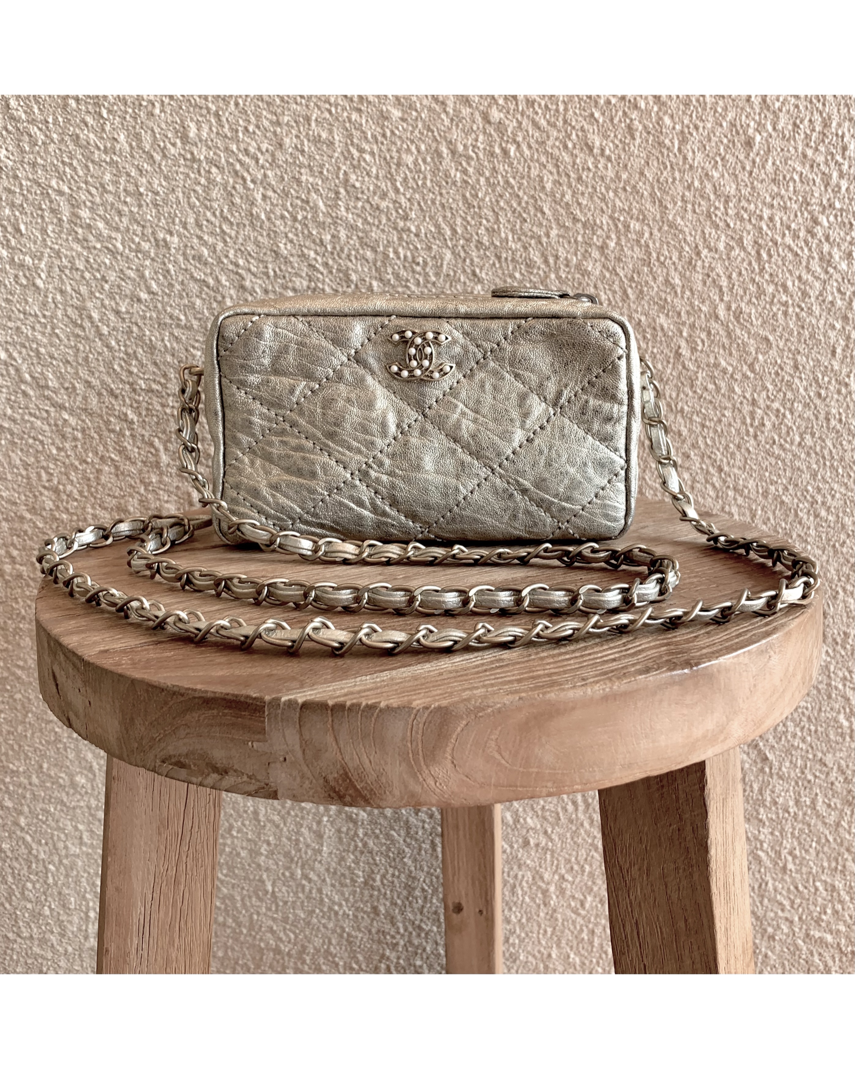 CHANEL gold quilting pearl CC camera bag no.46