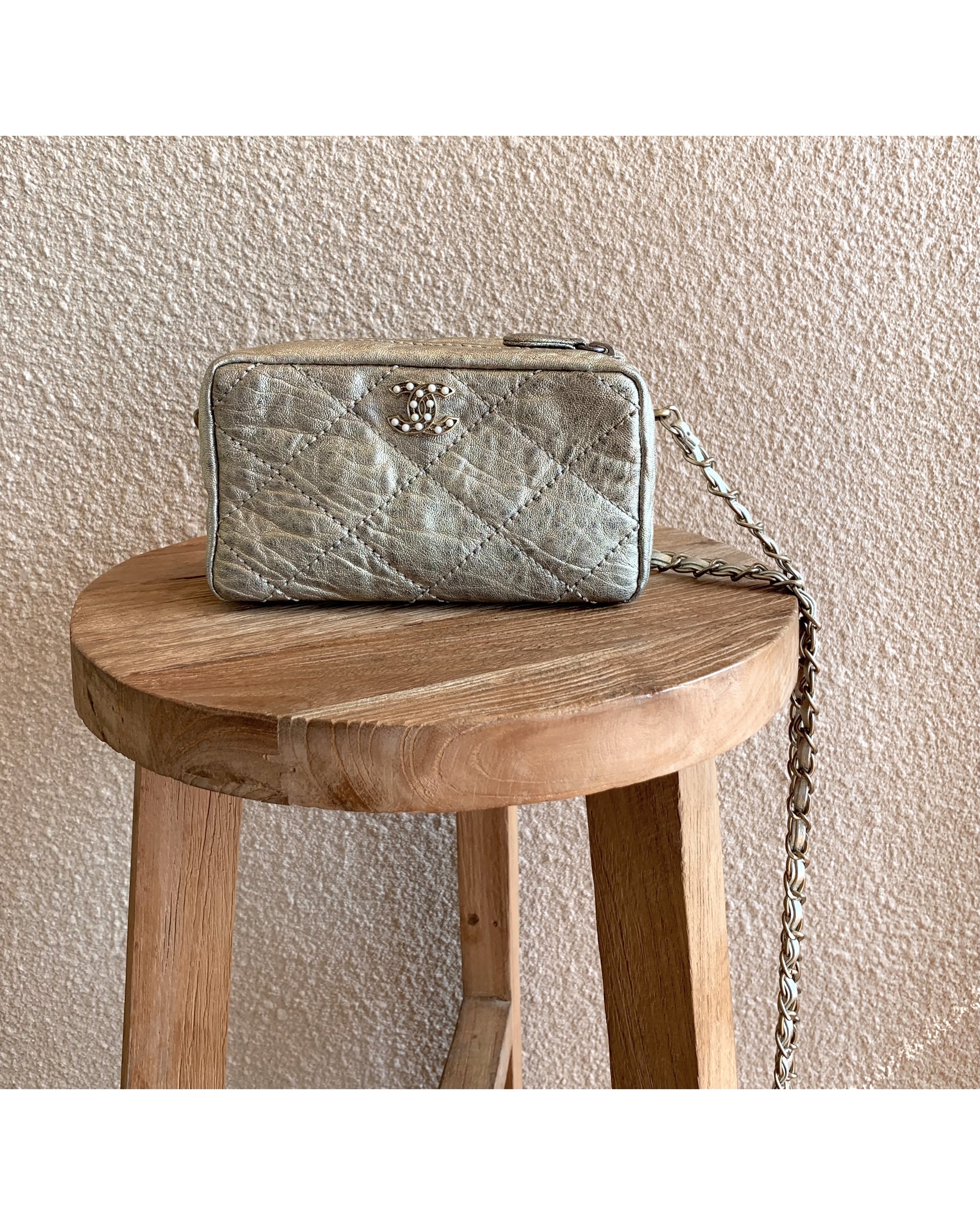 CHANEL gold quilting pearl CC camera bag no.46