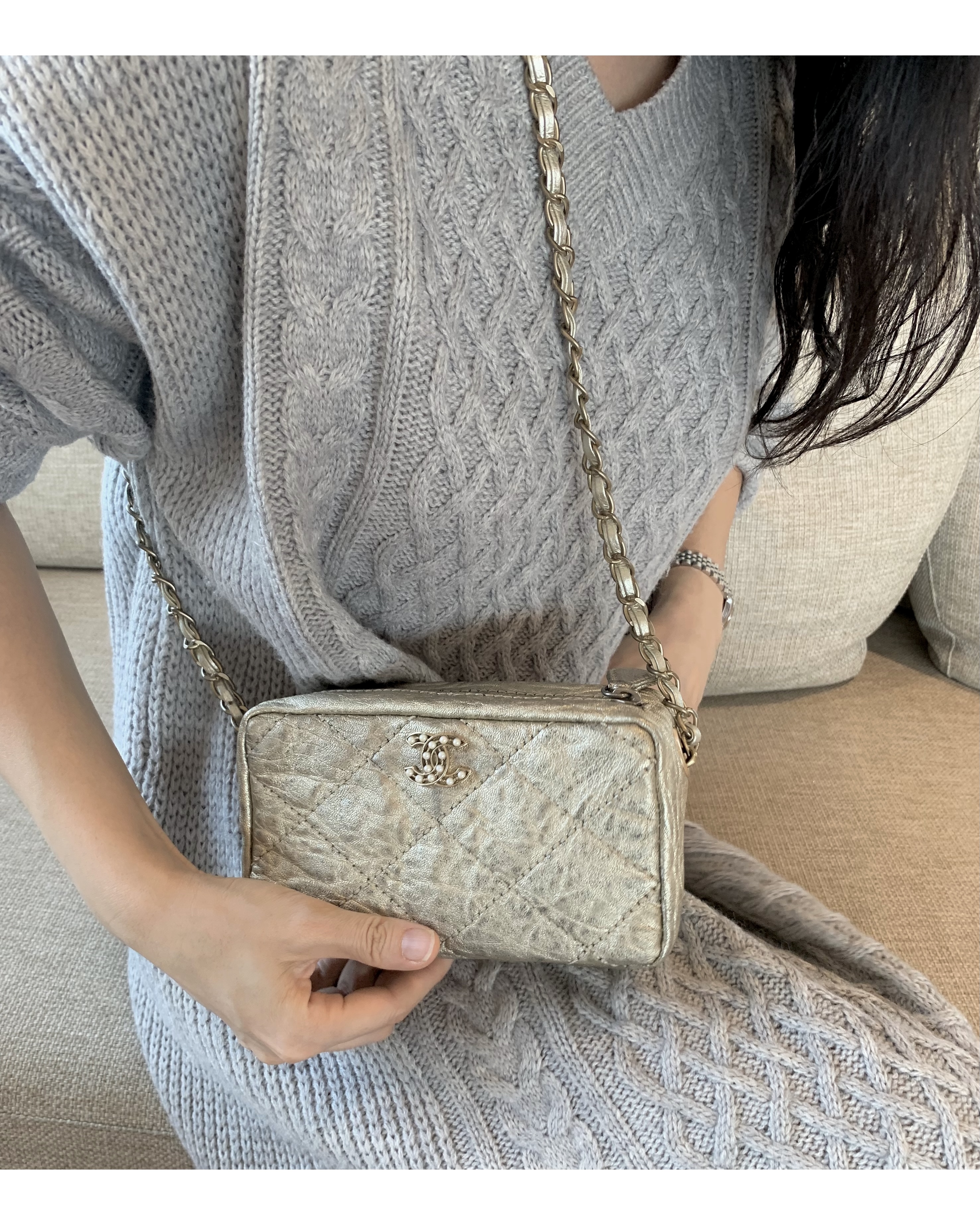 CHANEL gold quilting pearl CC camera bag no.46