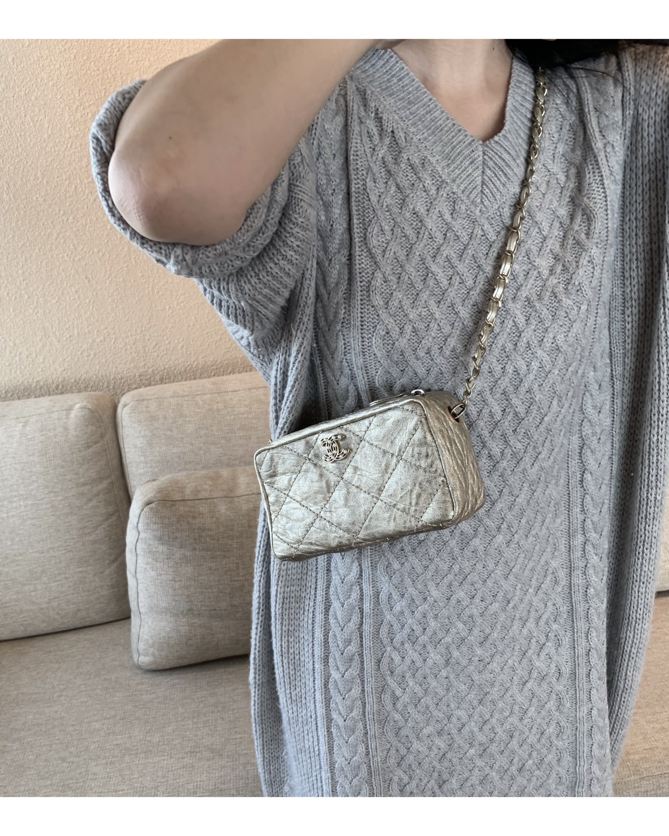 CHANEL gold quilting pearl CC camera bag no.46