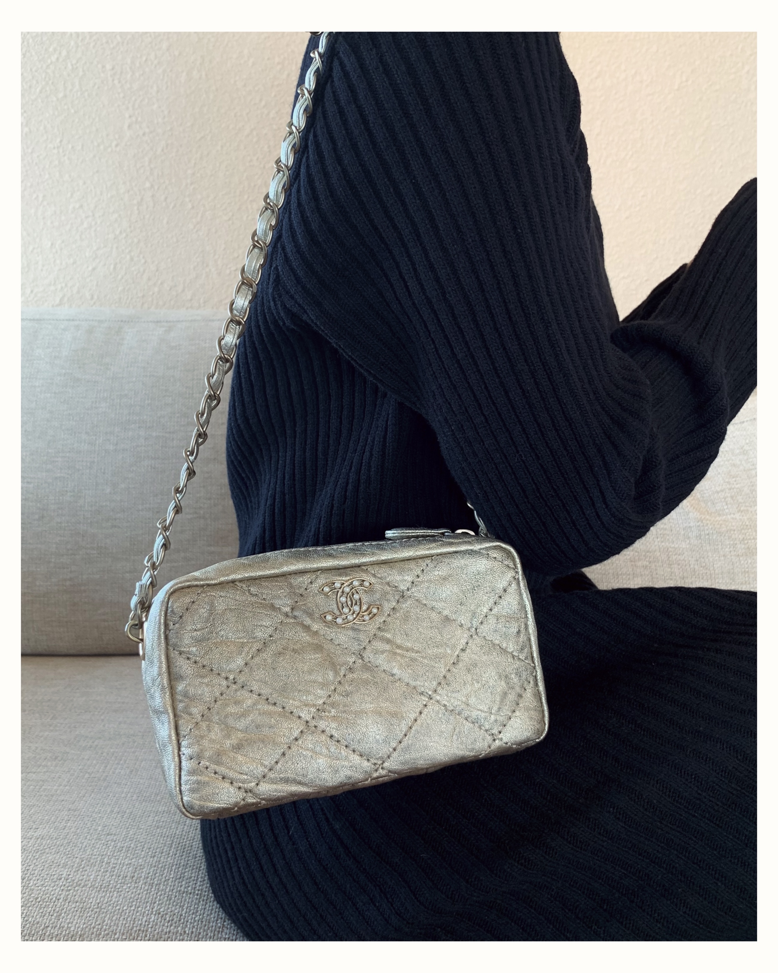 CHANEL gold quilting pearl CC camera bag no.46