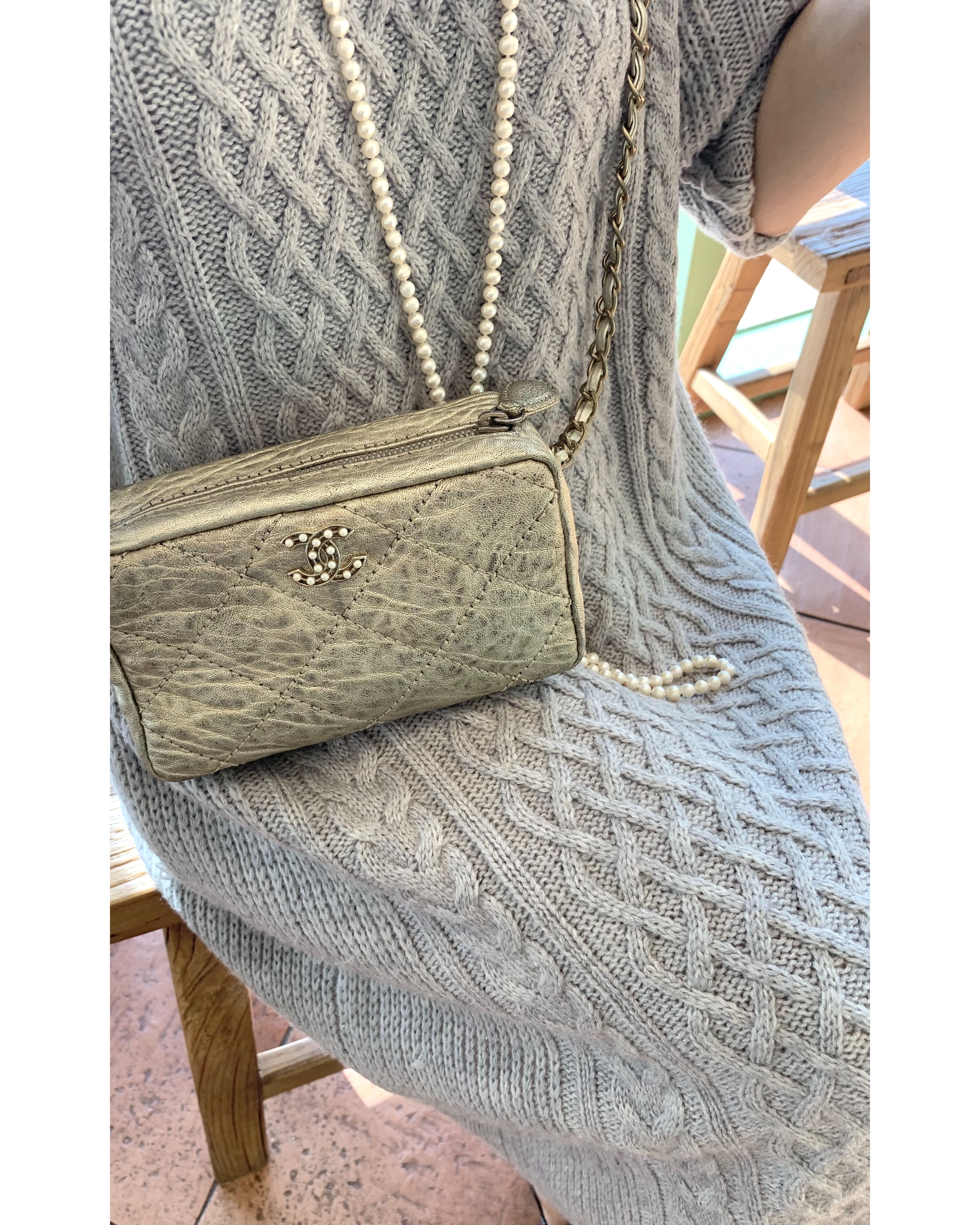 CHANEL gold quilting pearl CC camera bag no.46