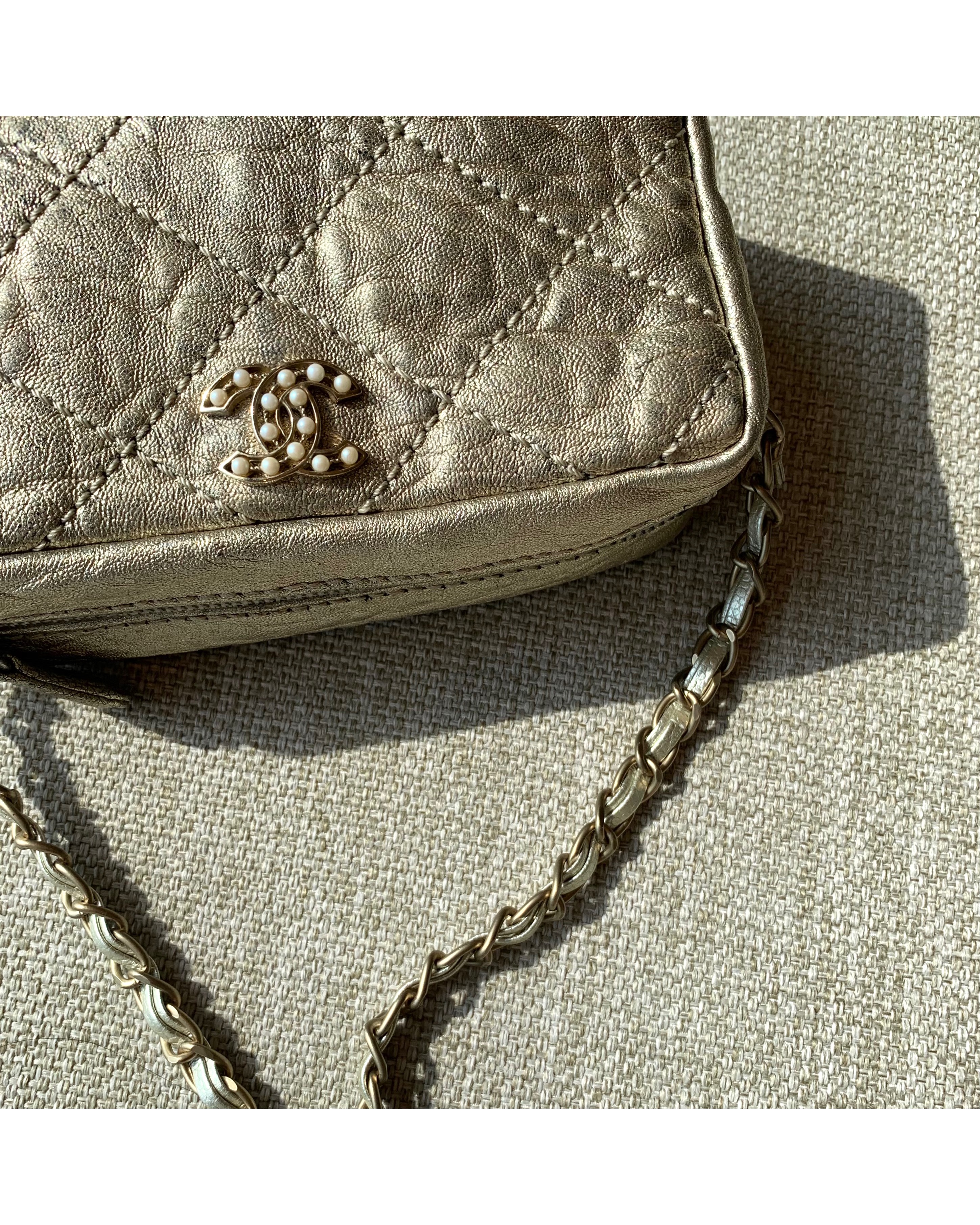 CHANEL gold quilting pearl CC camera bag no.46