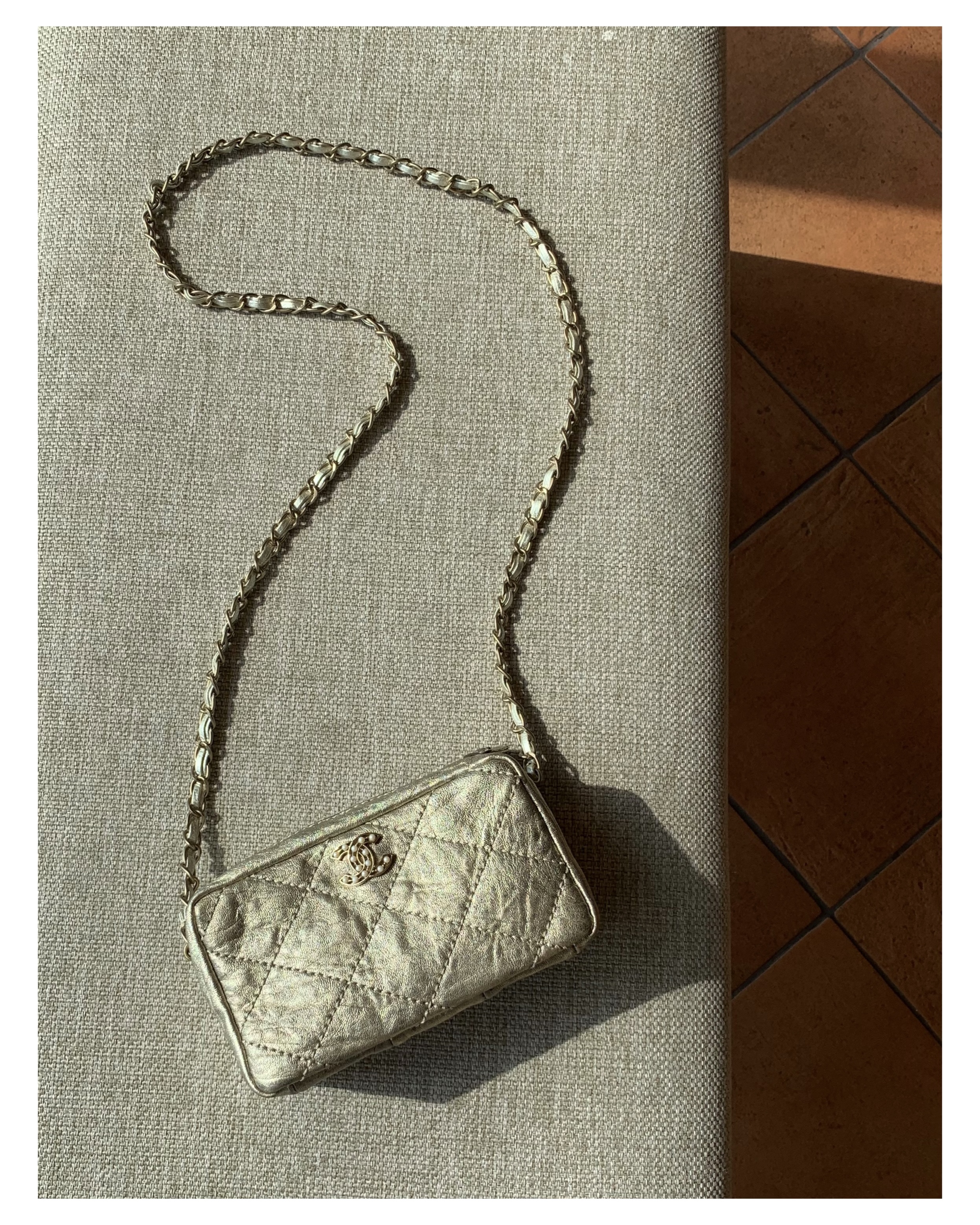 CHANEL gold quilting pearl CC camera bag no.46