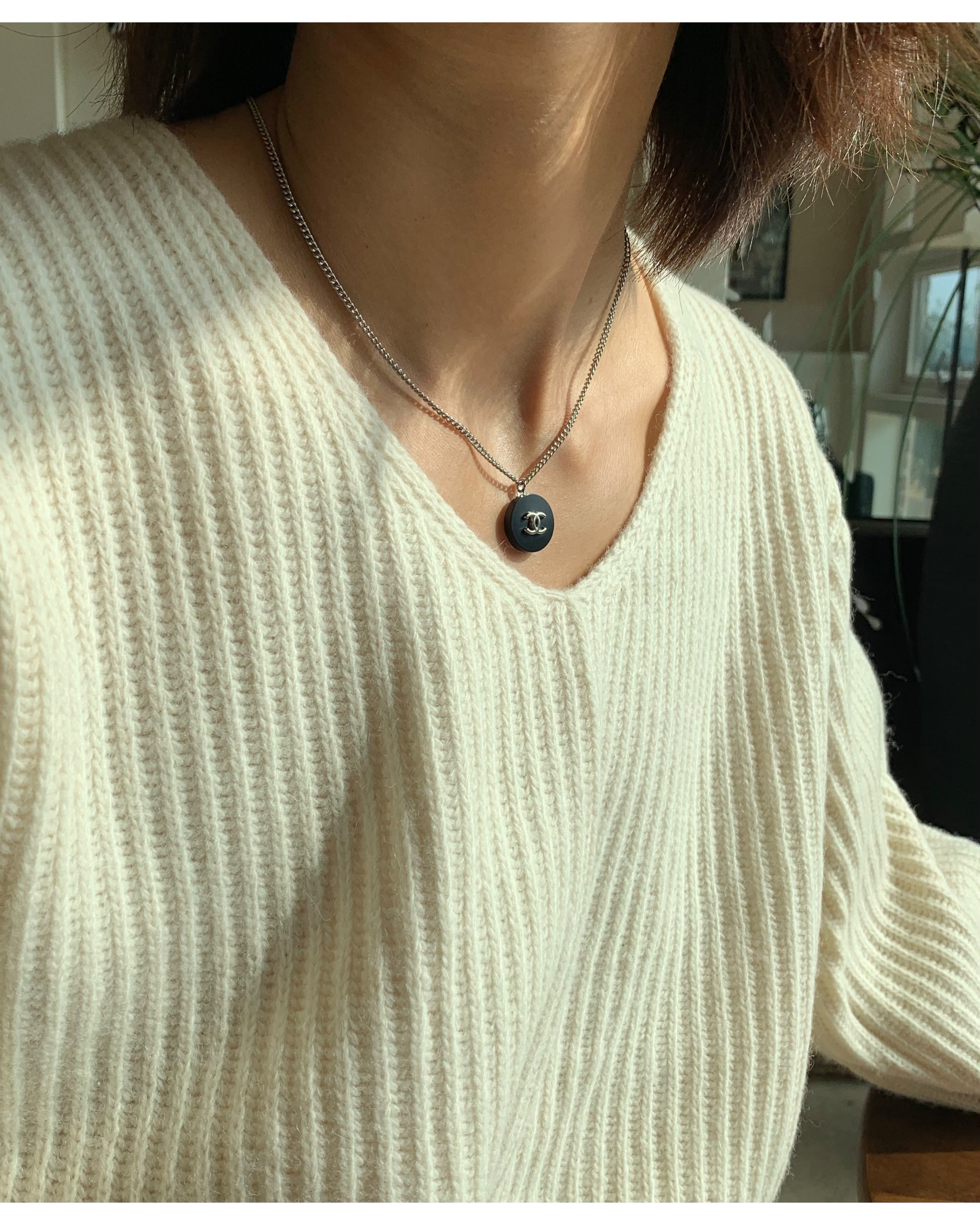 CHANEL button no.73