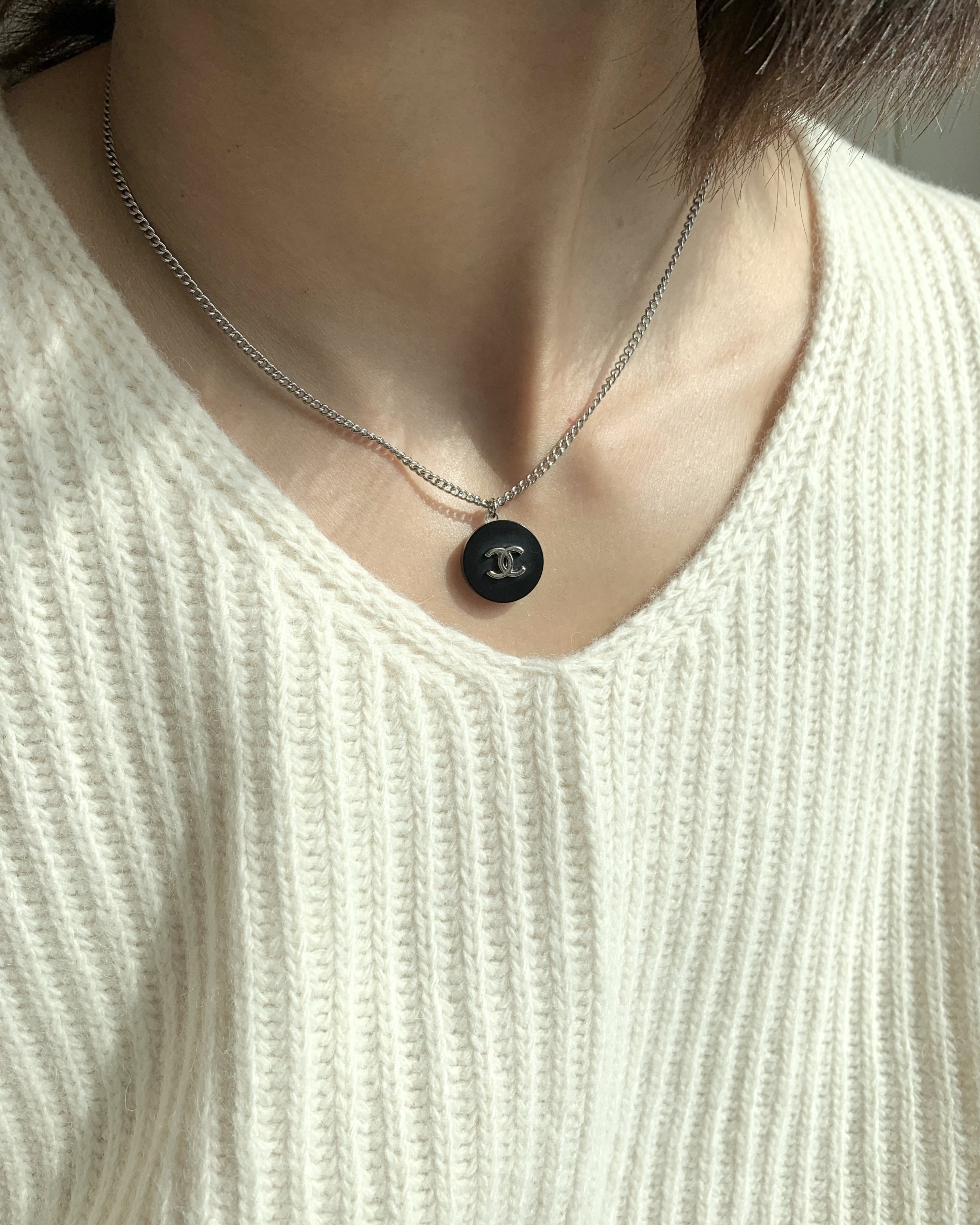 CHANEL button no.73