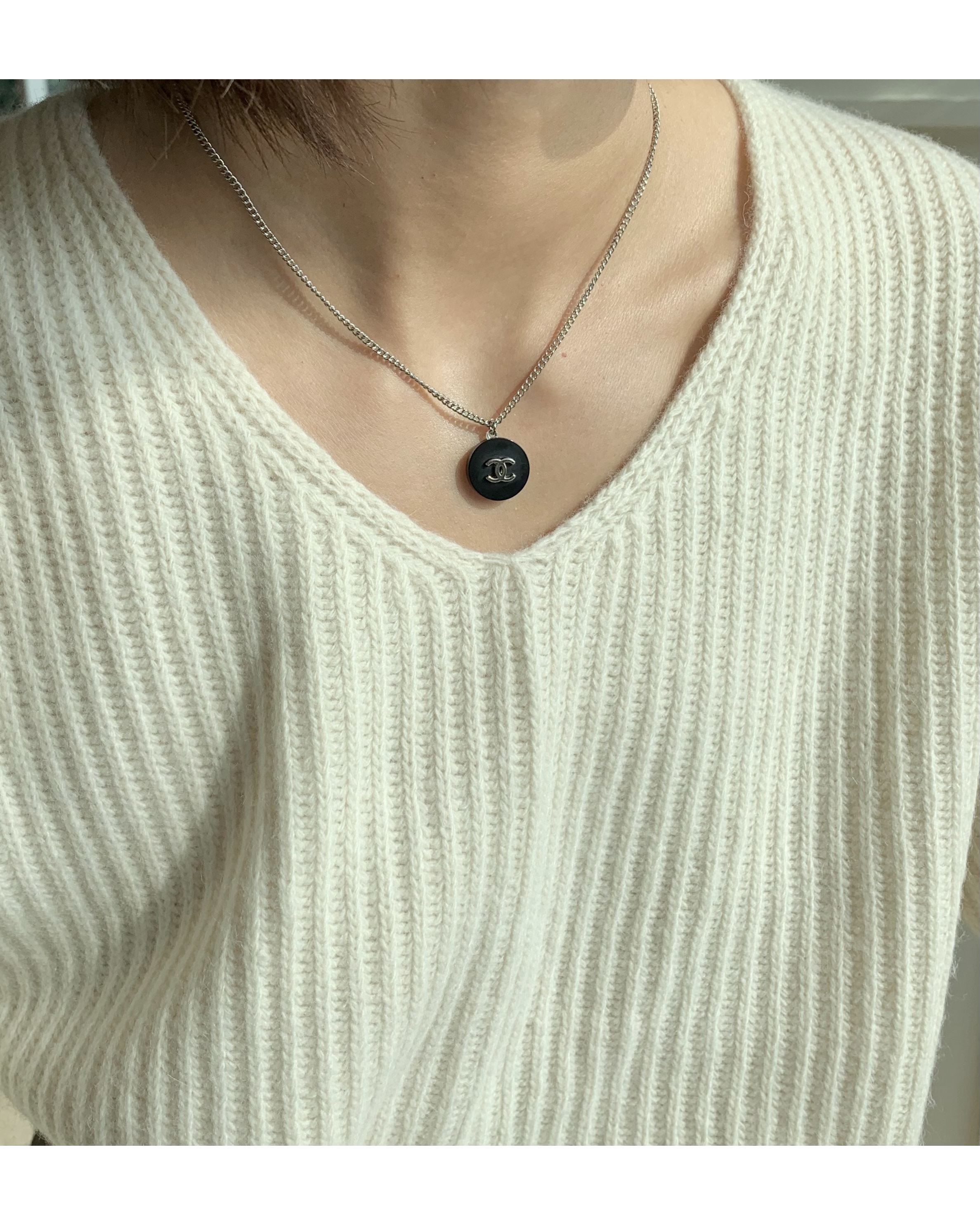 CHANEL button no.73