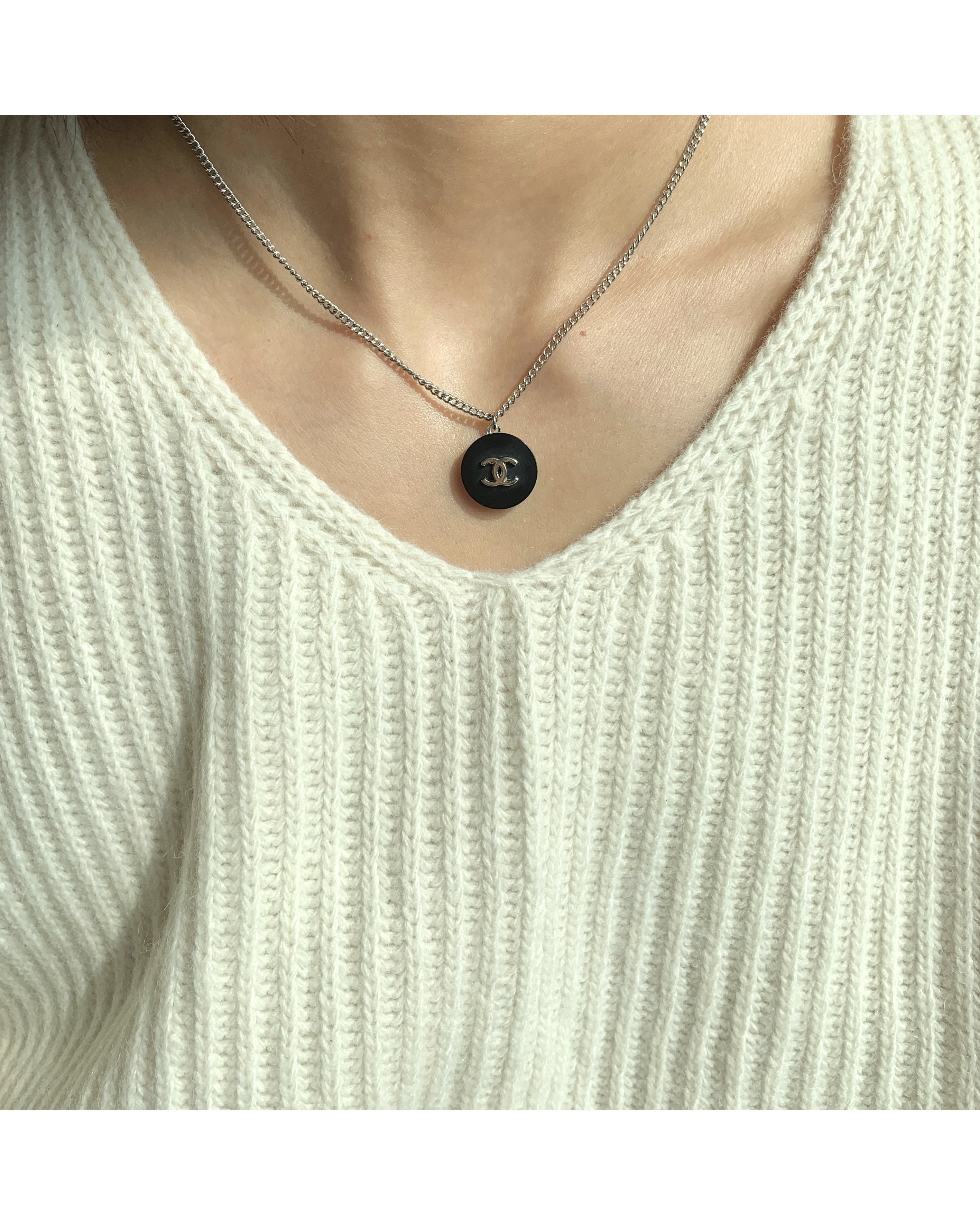 CHANEL button no.73