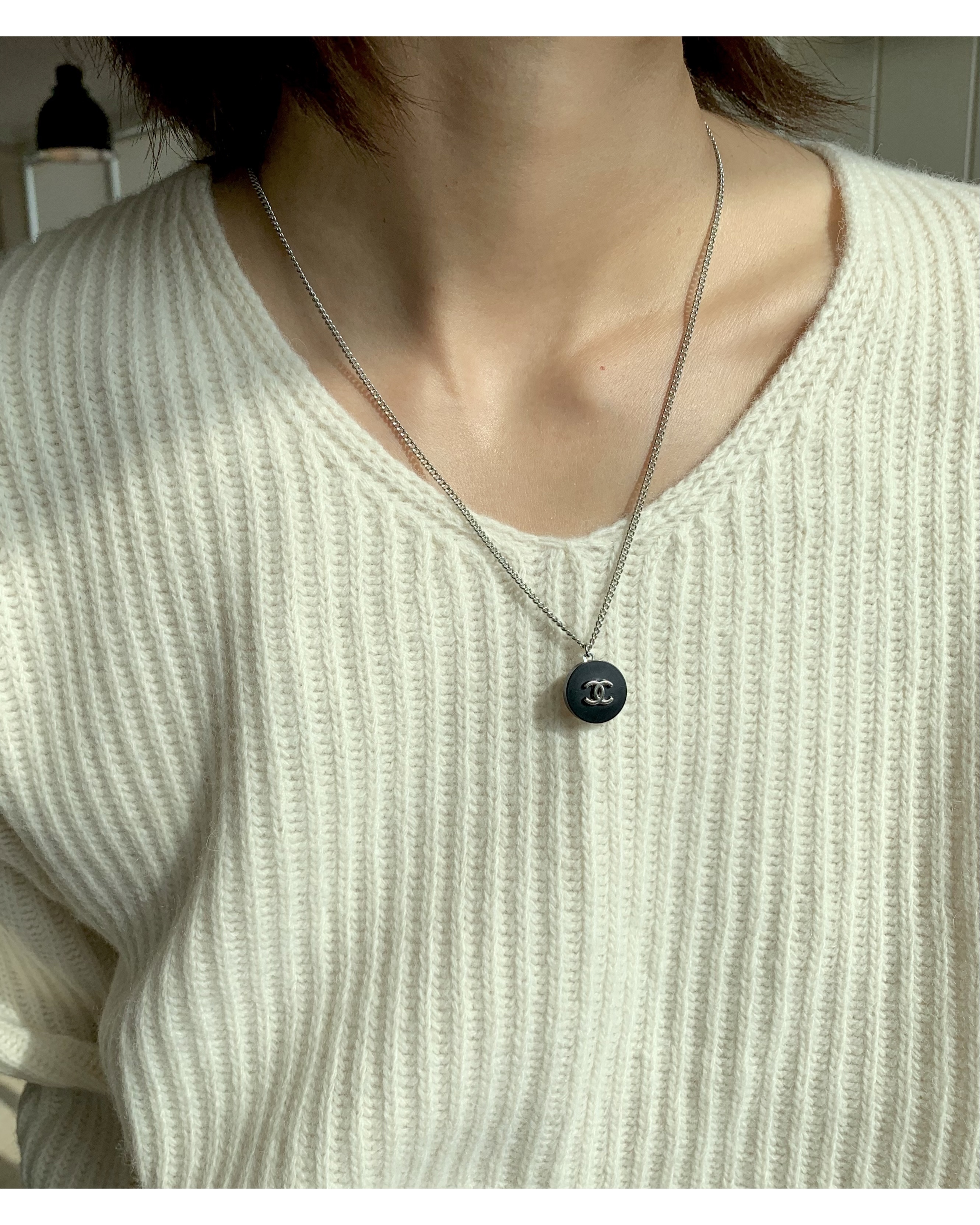 CHANEL button no.73