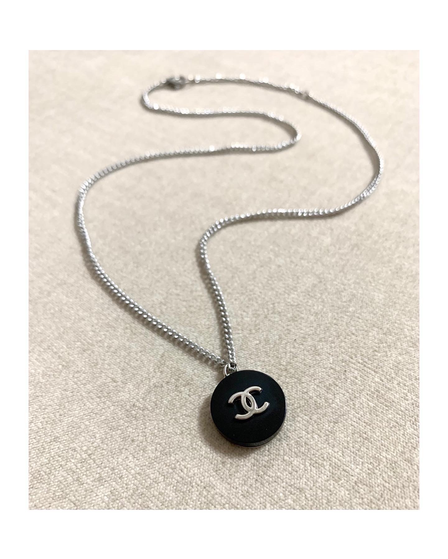 CHANEL button no.73