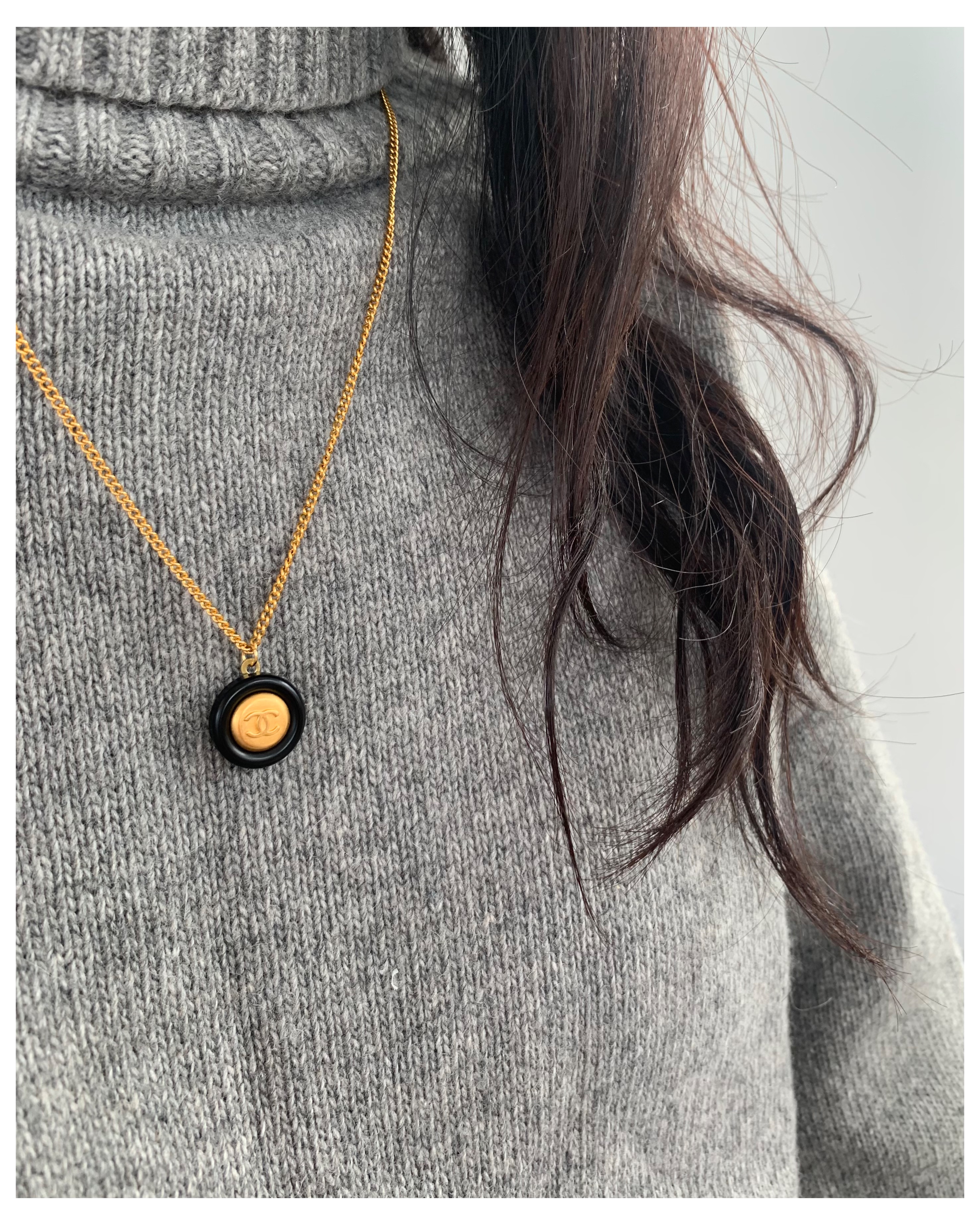 CHANEL button no.74