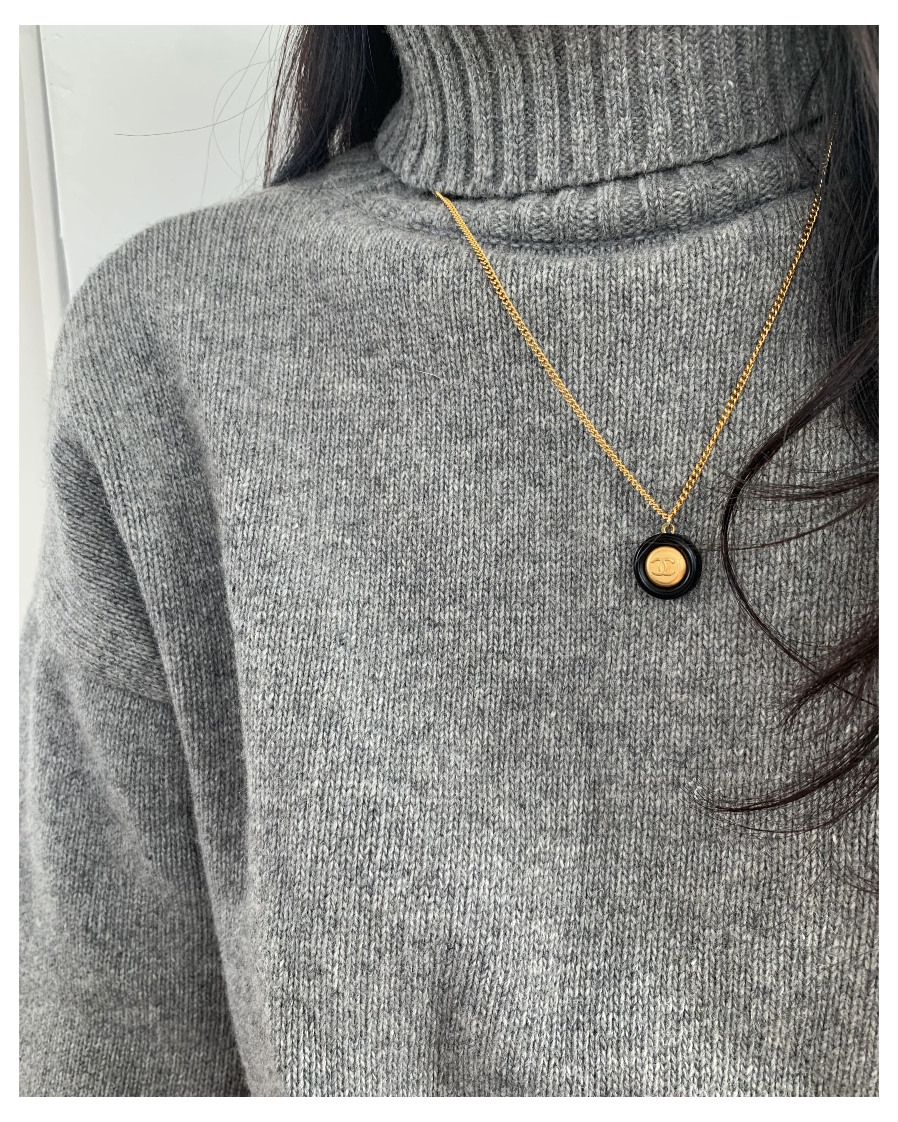 CHANEL button no.74