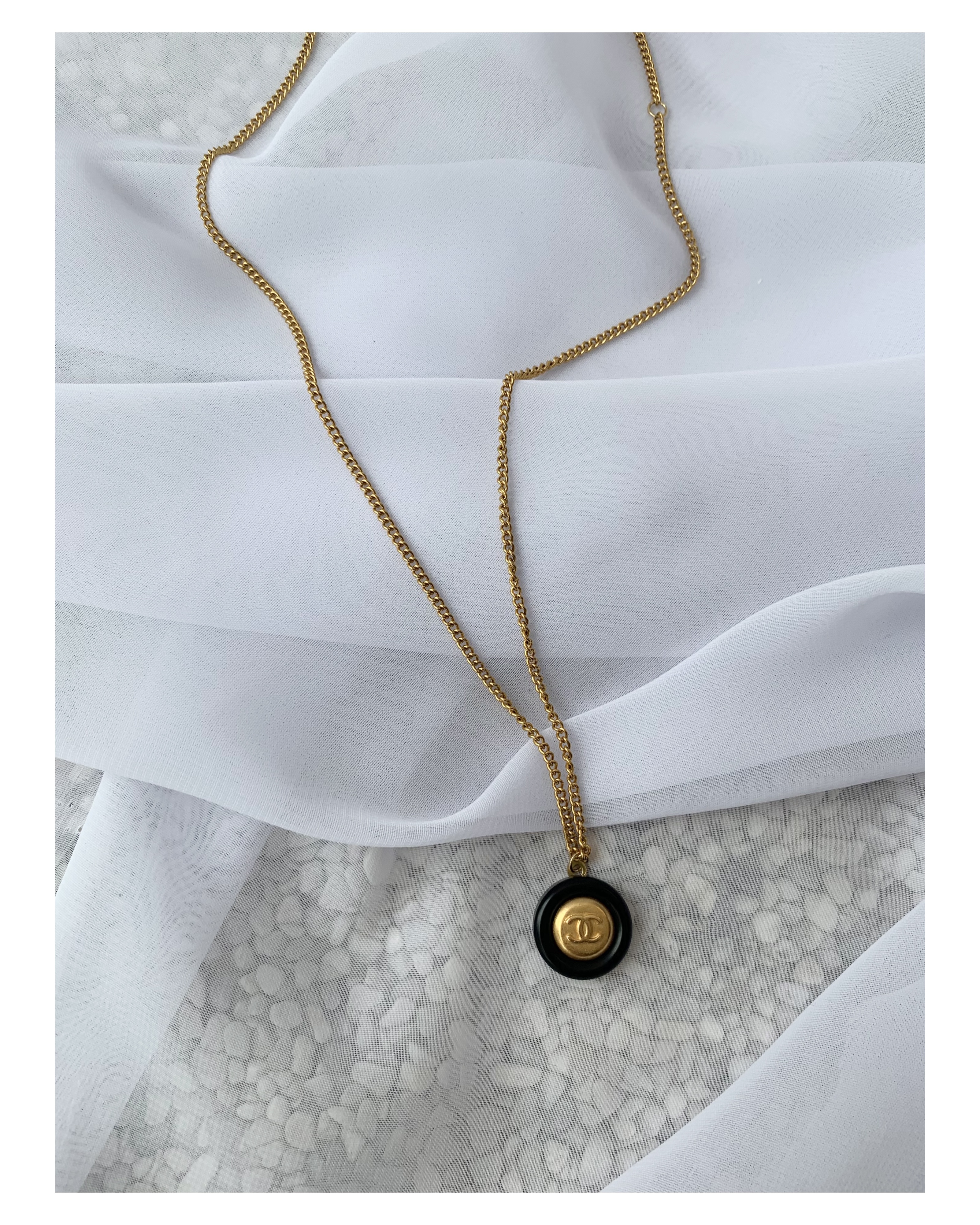 CHANEL button no.74