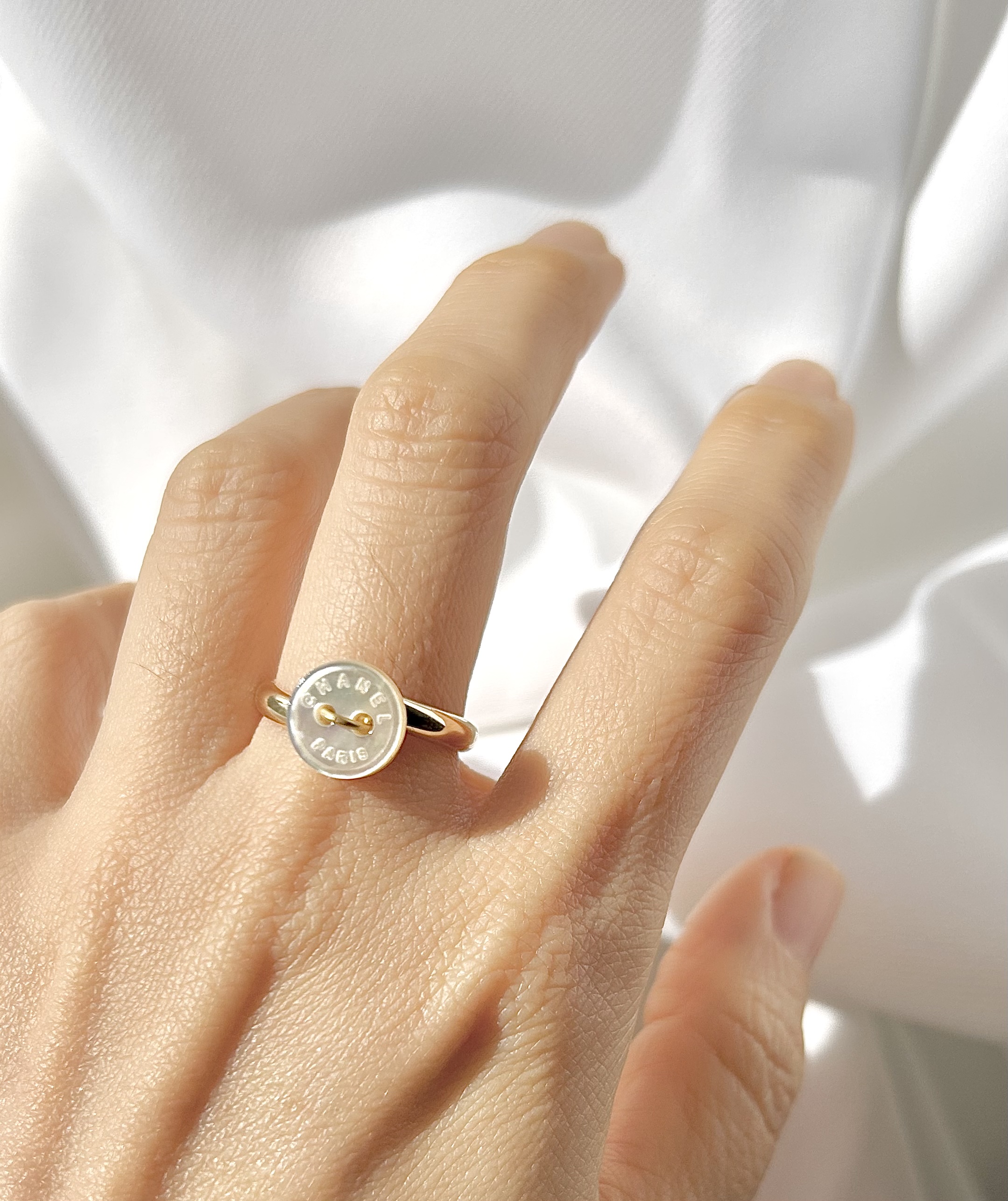 CHANEL button no.77