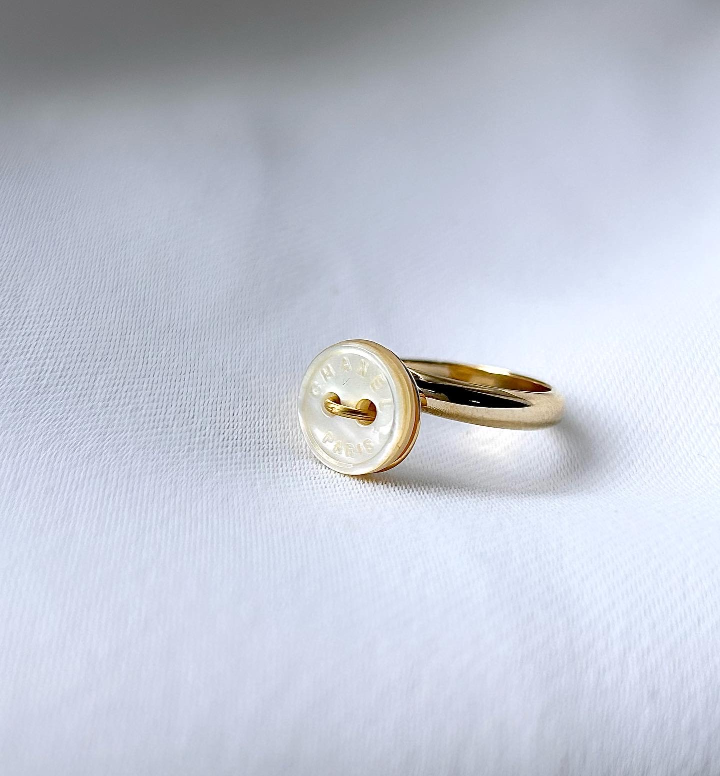 CHANEL button no.77