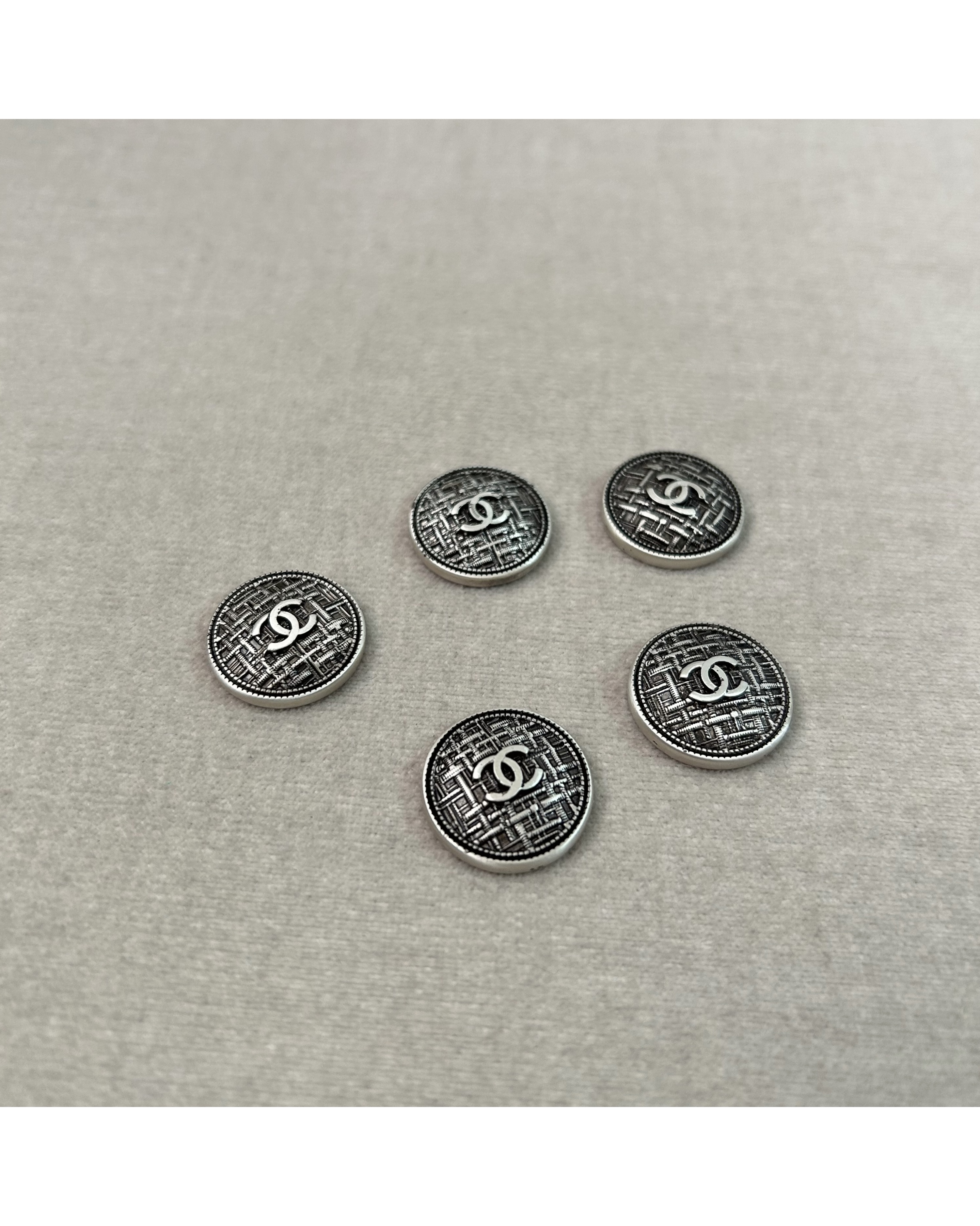CHANEL button no.80