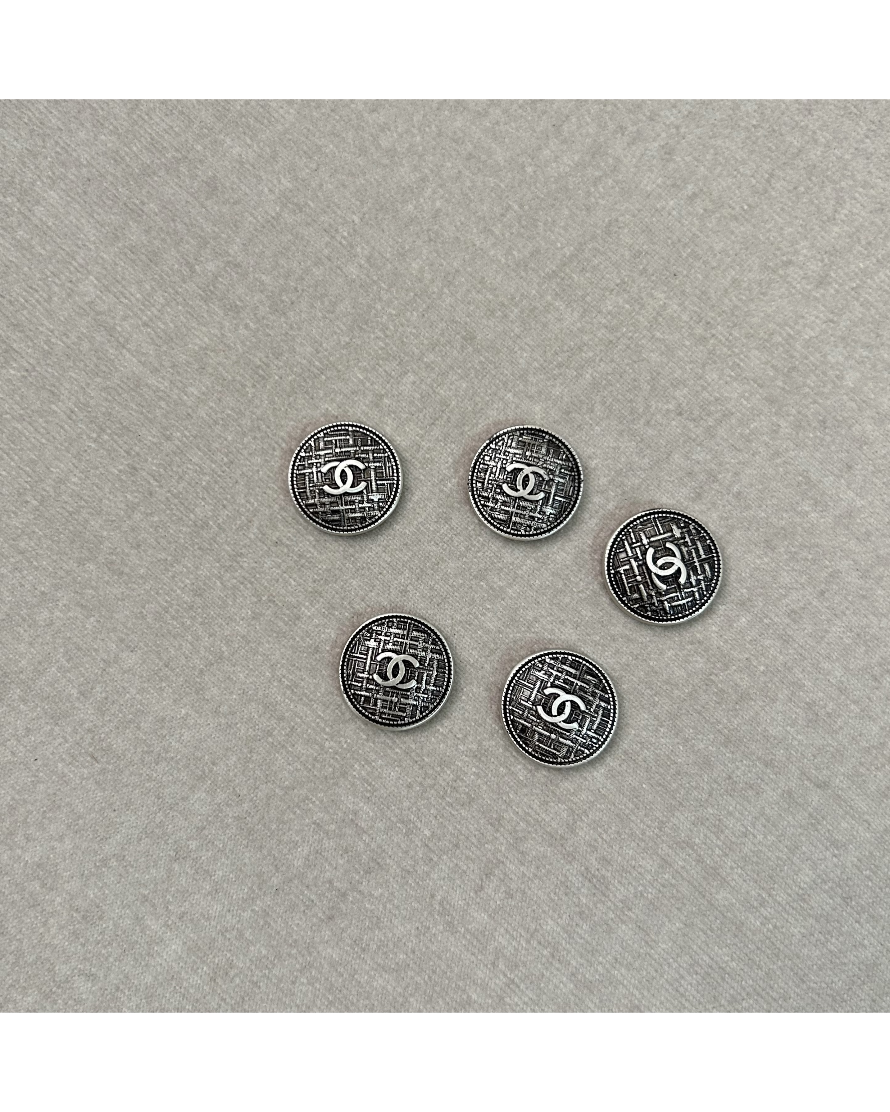 CHANEL button no.80