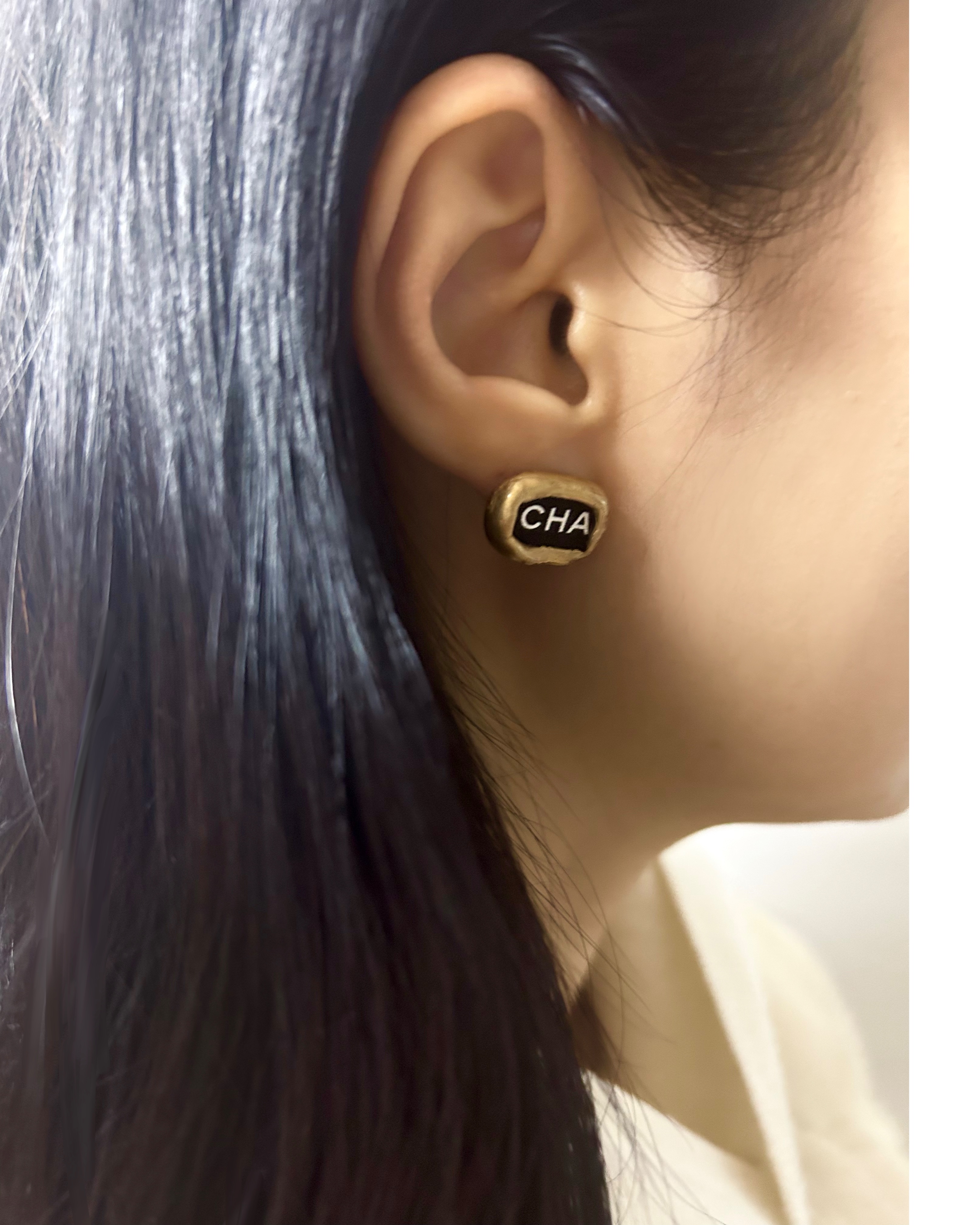 black CHA, NEL Initial earring no.11
