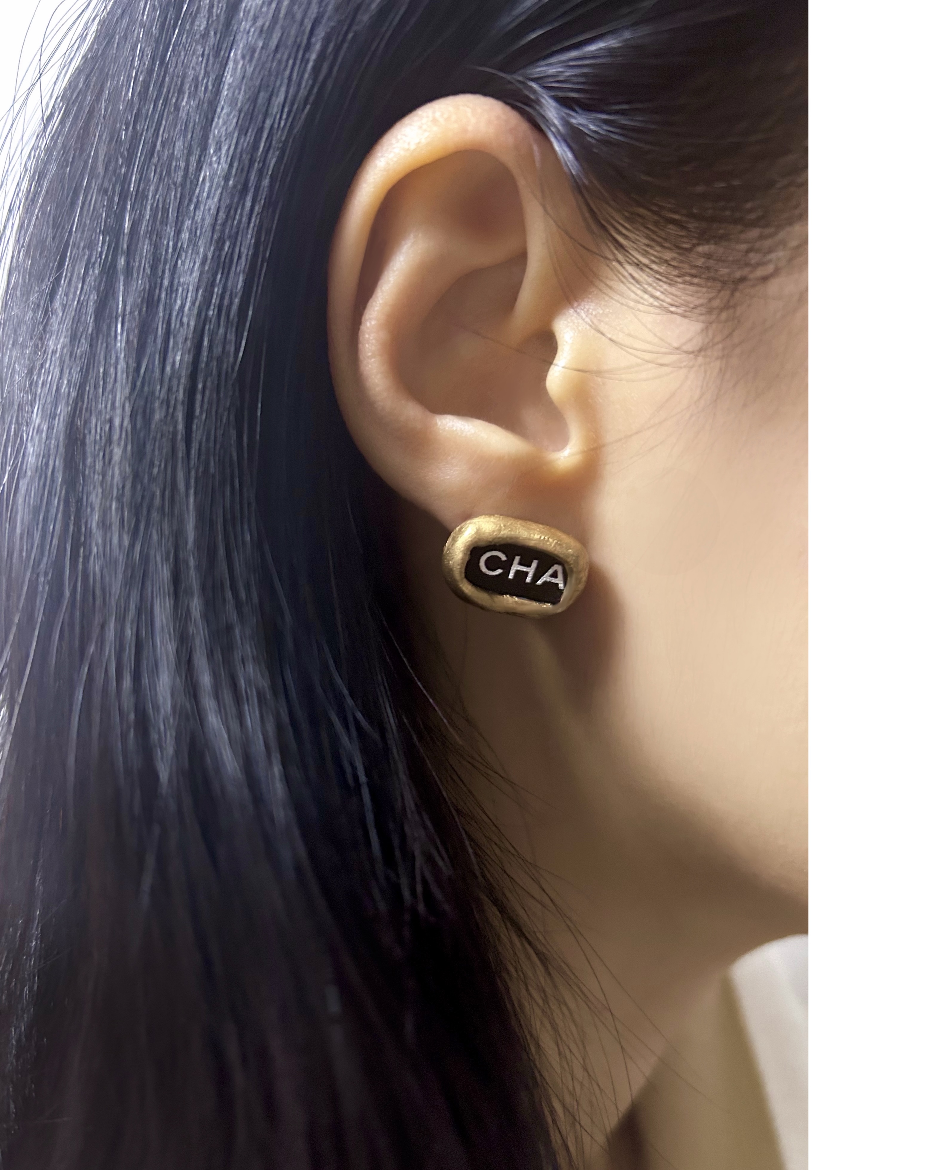 black CHA, NEL Initial earring no.11