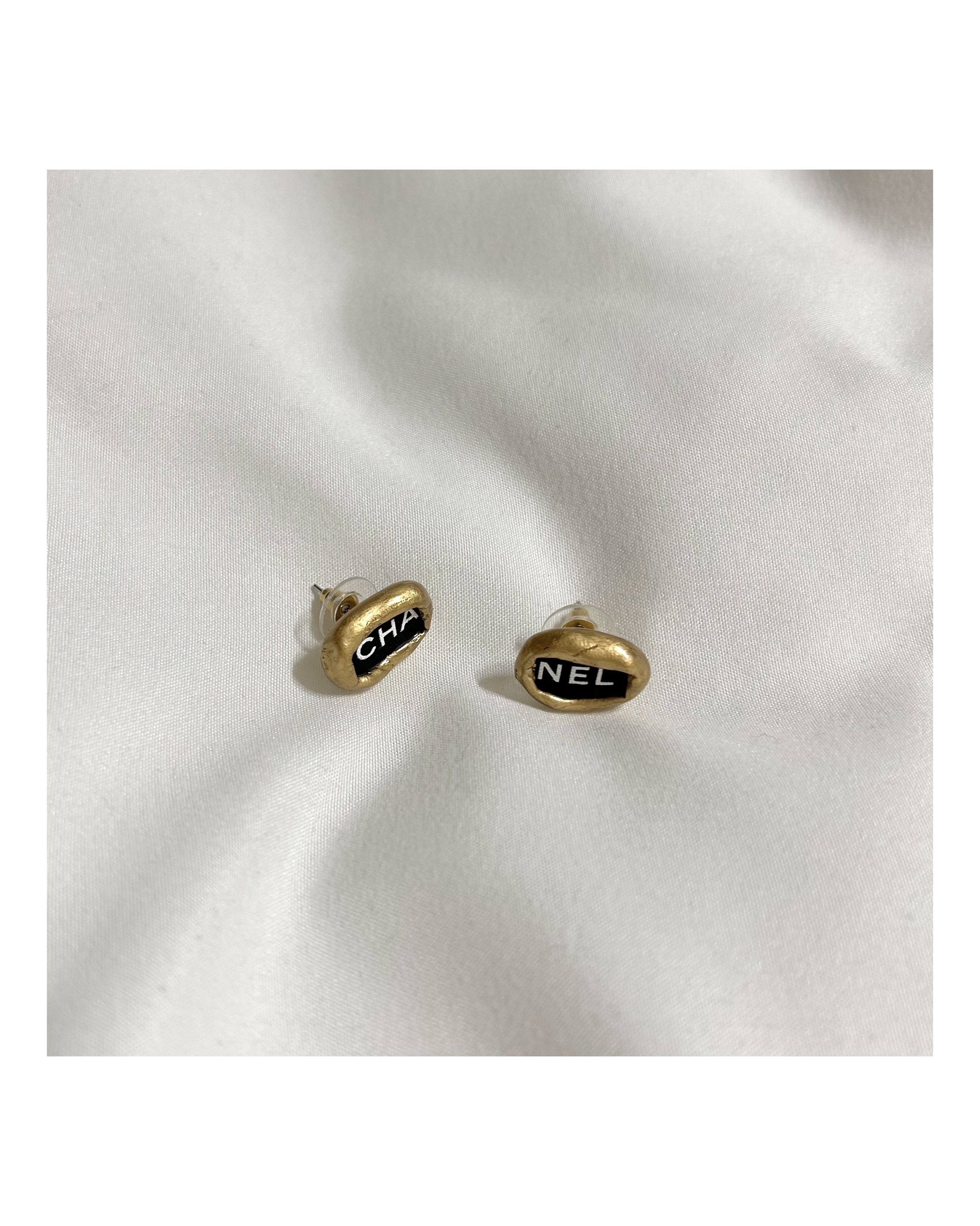 black CHA, NEL Initial earring no.11