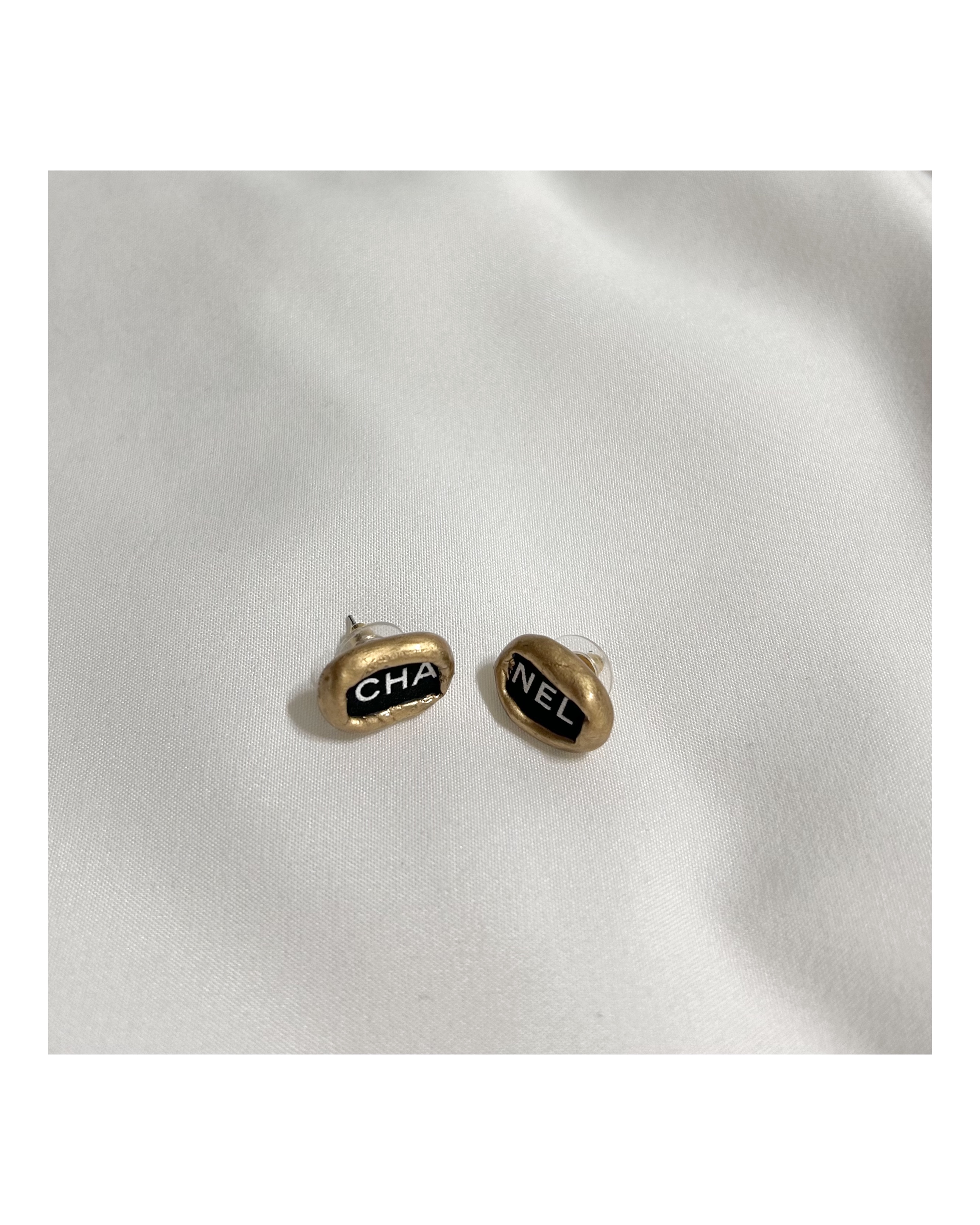 black CHA, NEL Initial earring no.11
