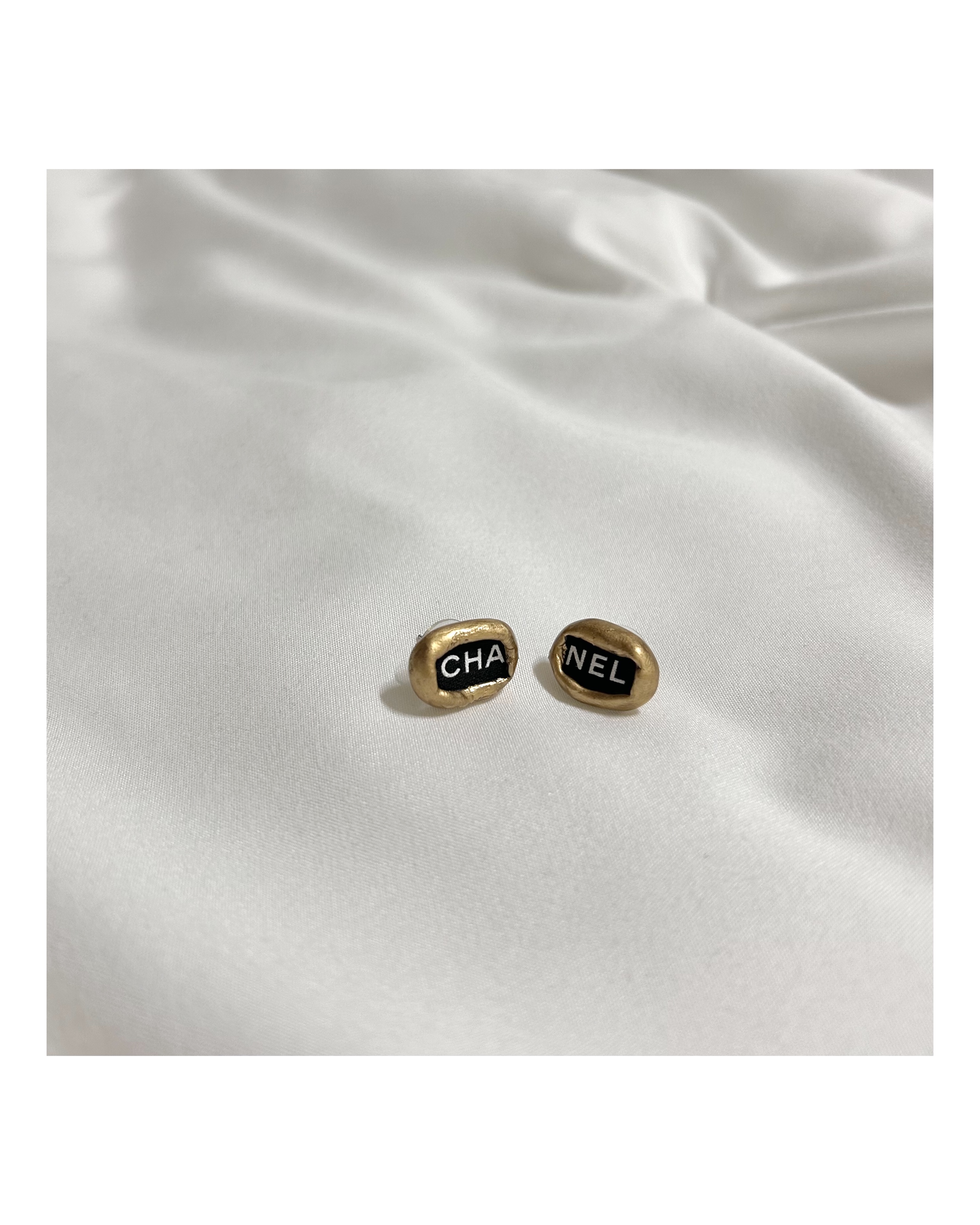 black CHA, NEL Initial earring no.11