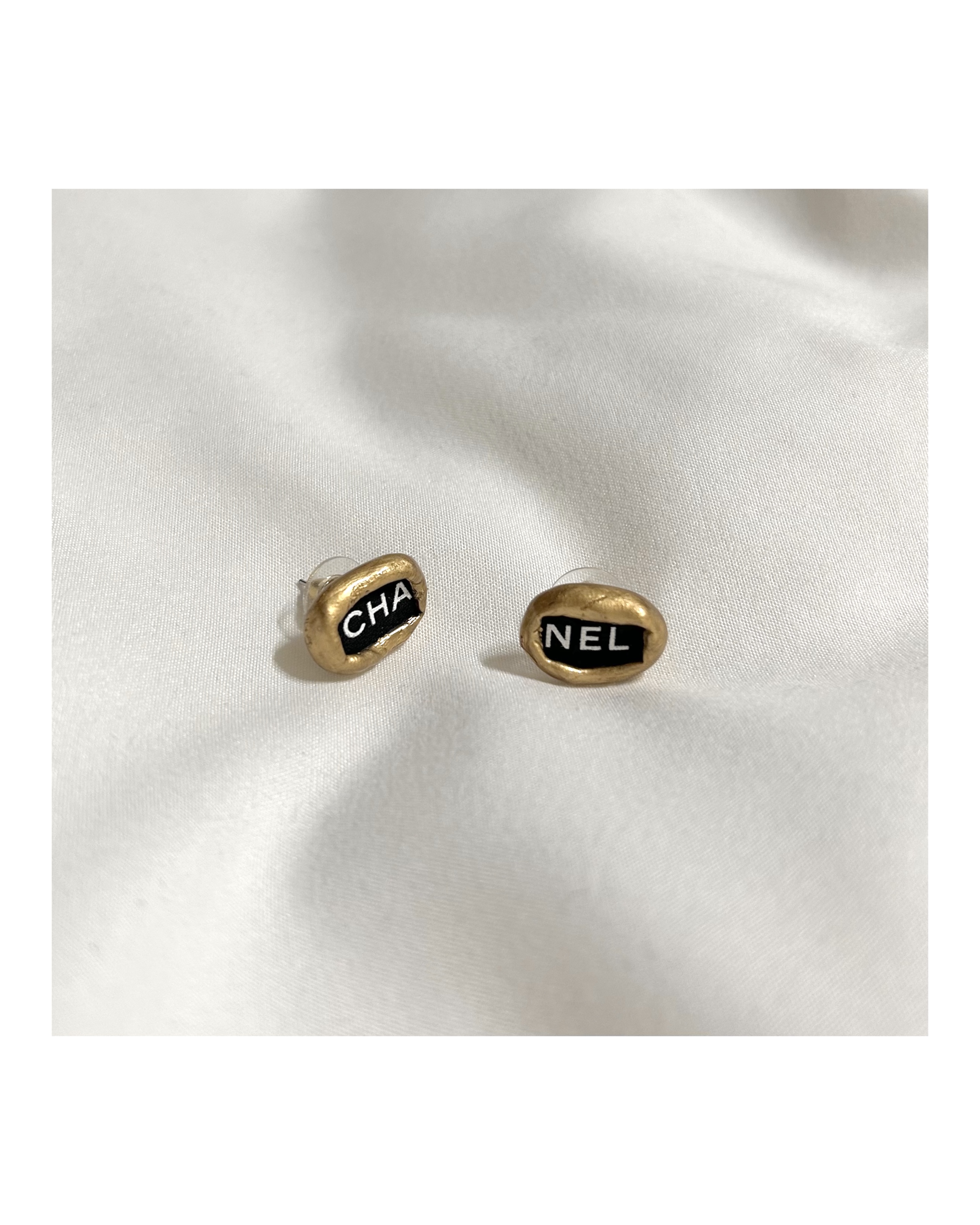 black CHA, NEL Initial earring no.11