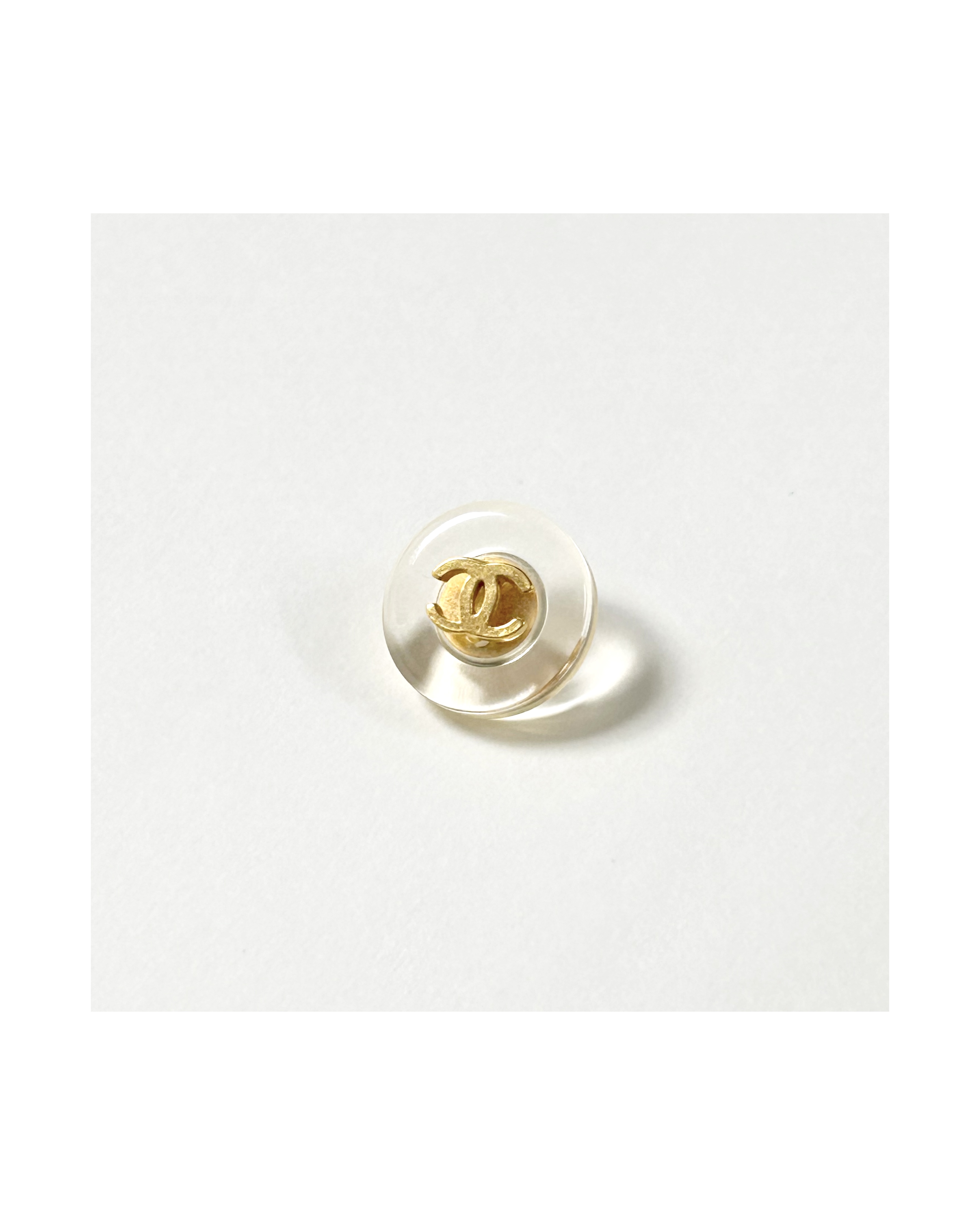 CHANEL button no.83