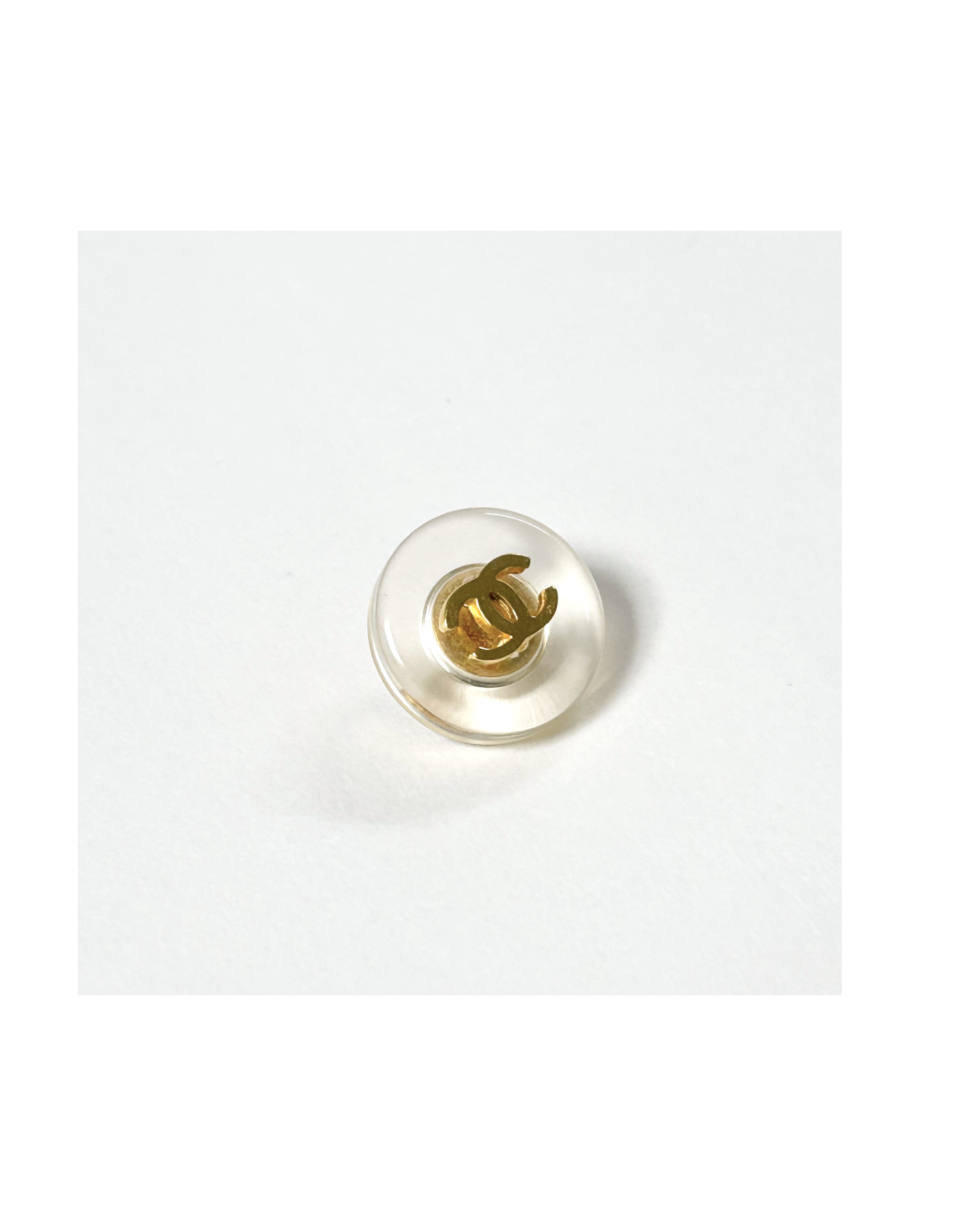 CHANEL button no.83