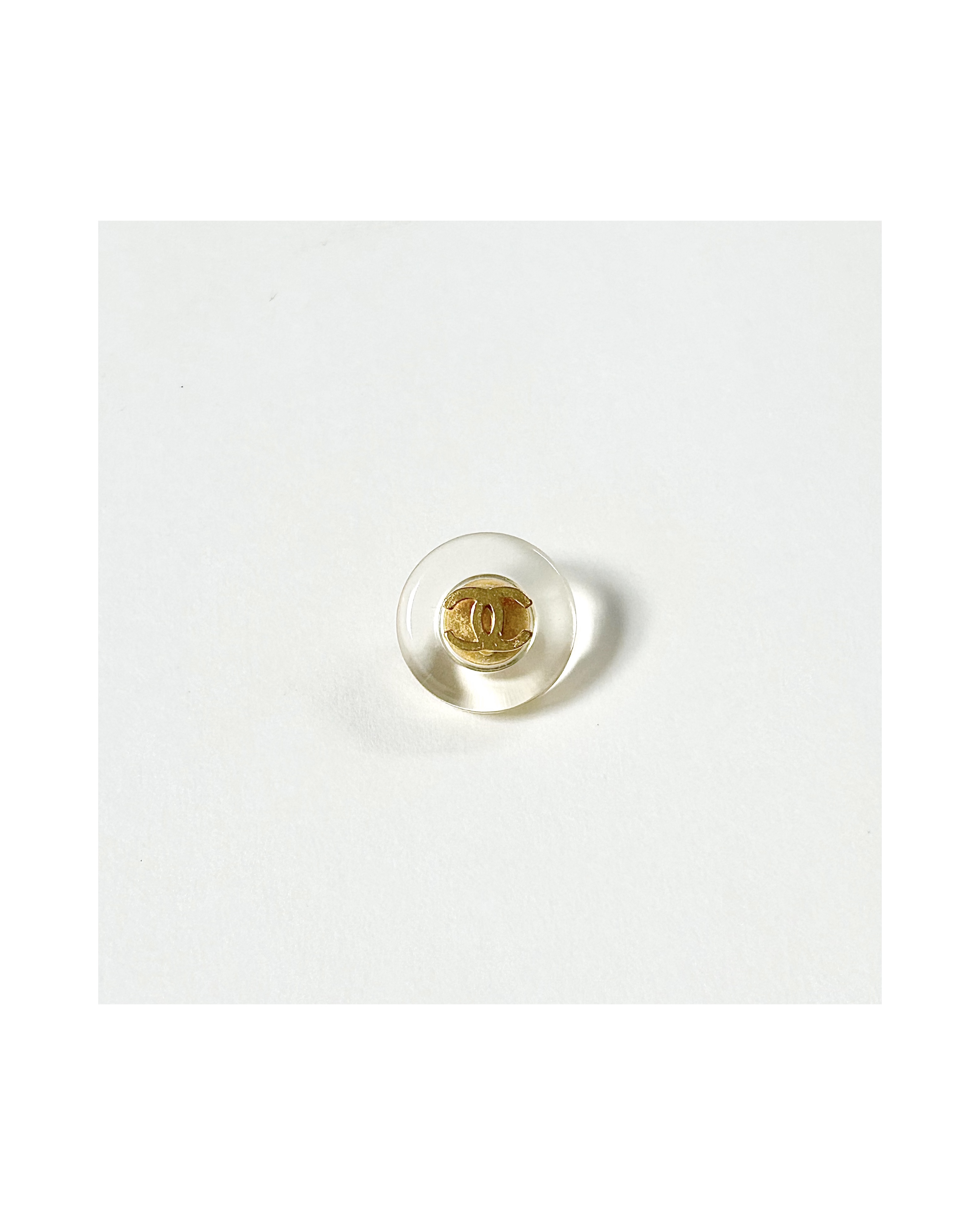 CHANEL button no.83