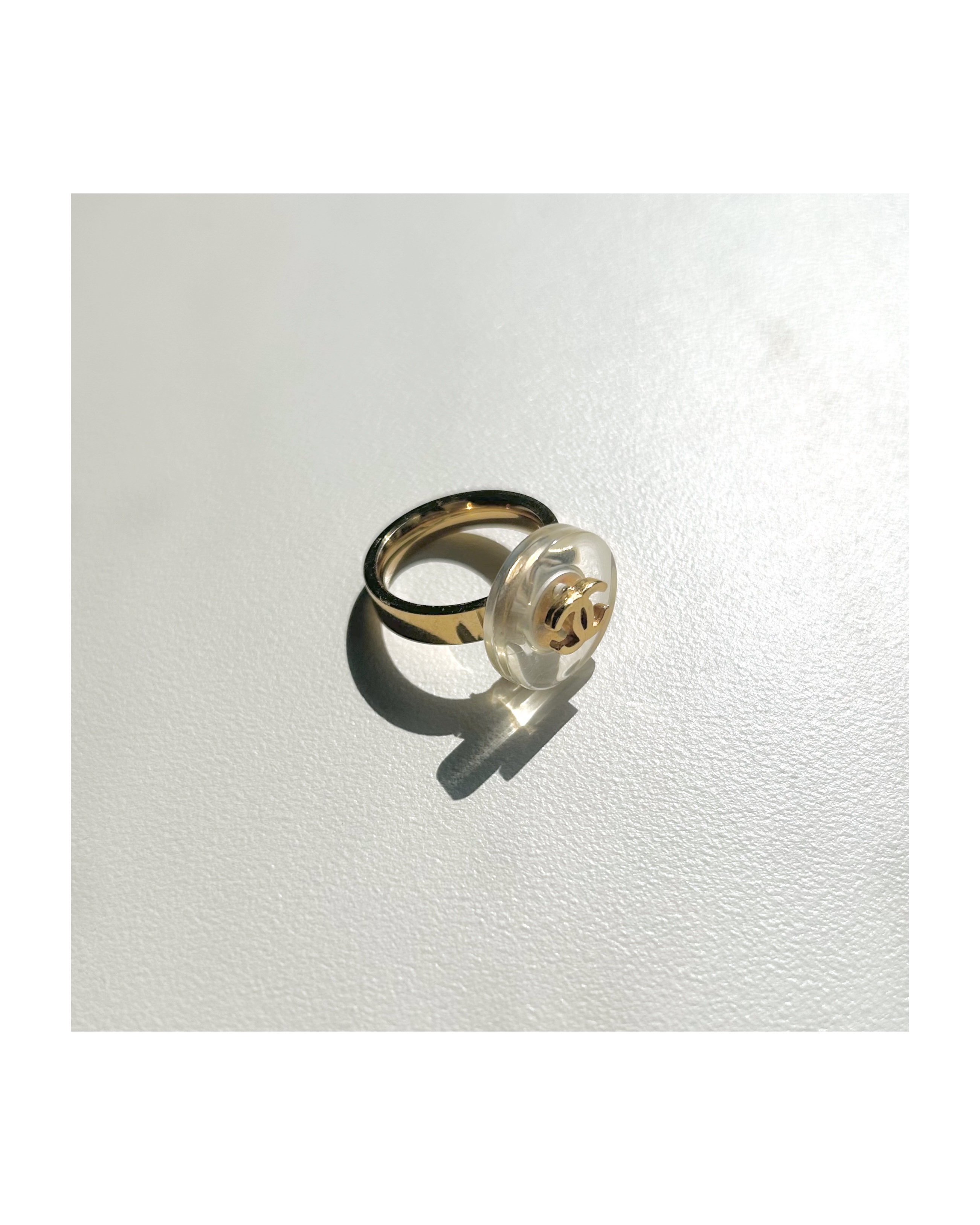 CHANEL button no.83