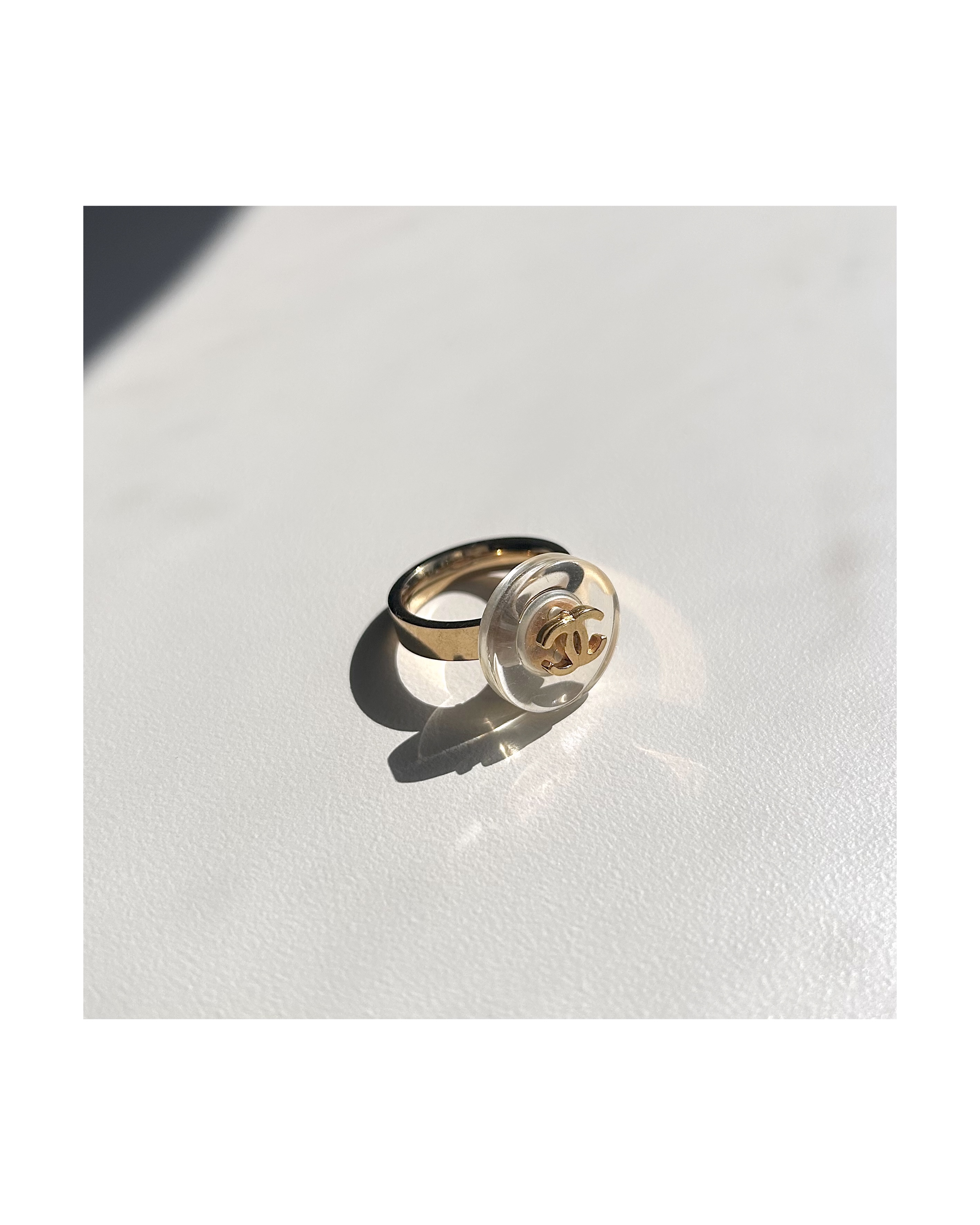 CHANEL button no.83