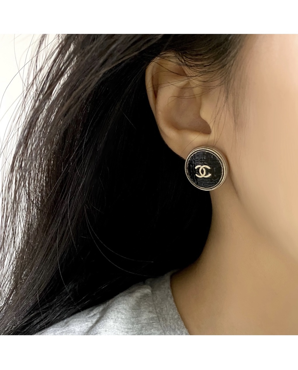 CHANEL button no.84