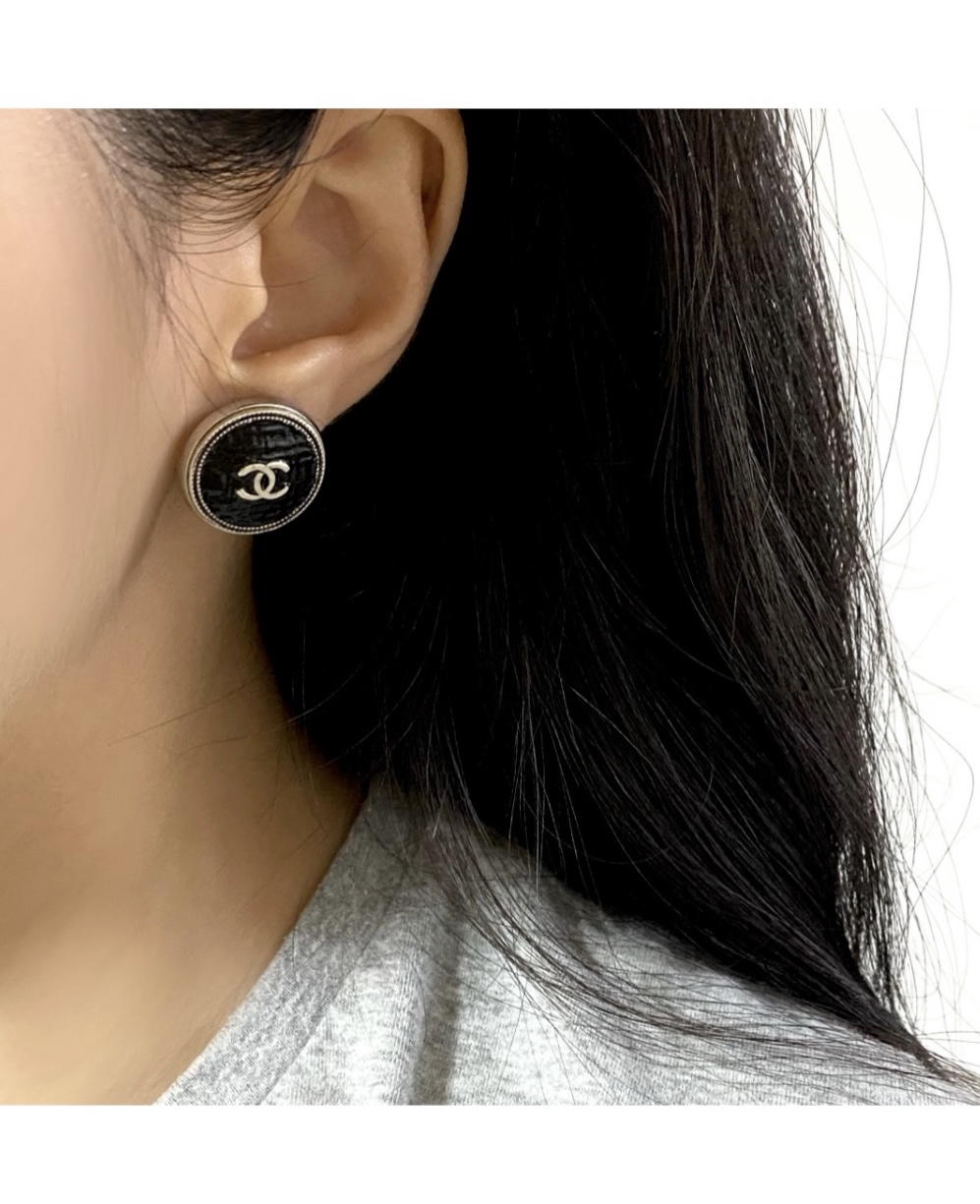 CHANEL button no.84