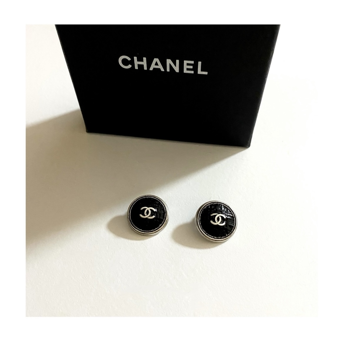 CHANEL button no.84