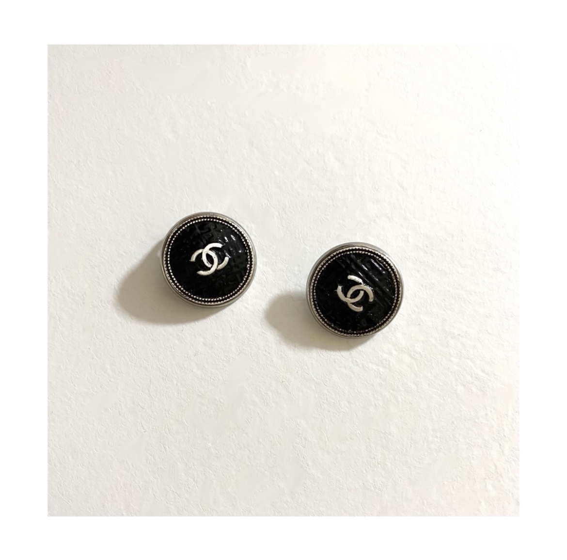 CHANEL button no.84