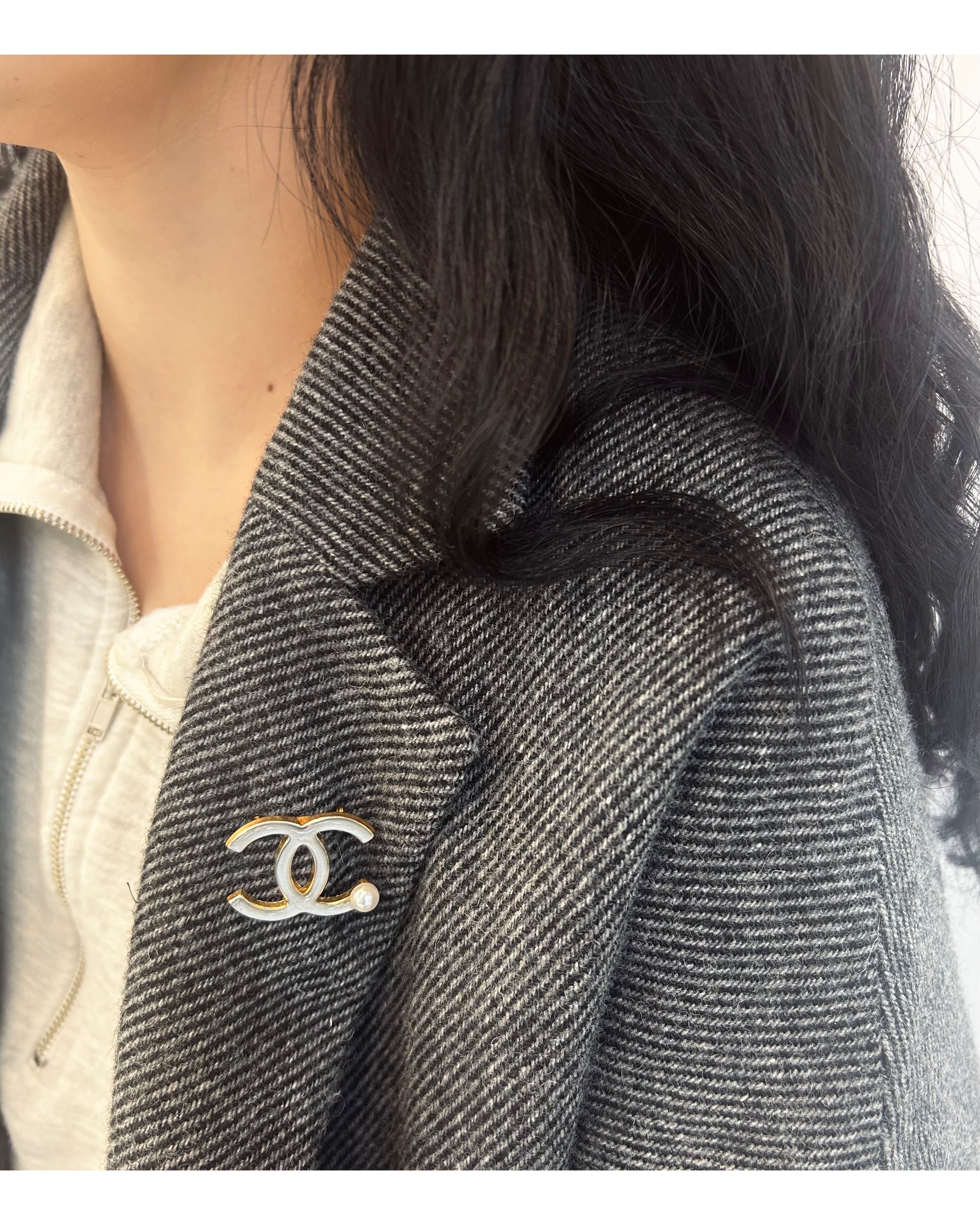 CHANEL hanger CC brooch no.15