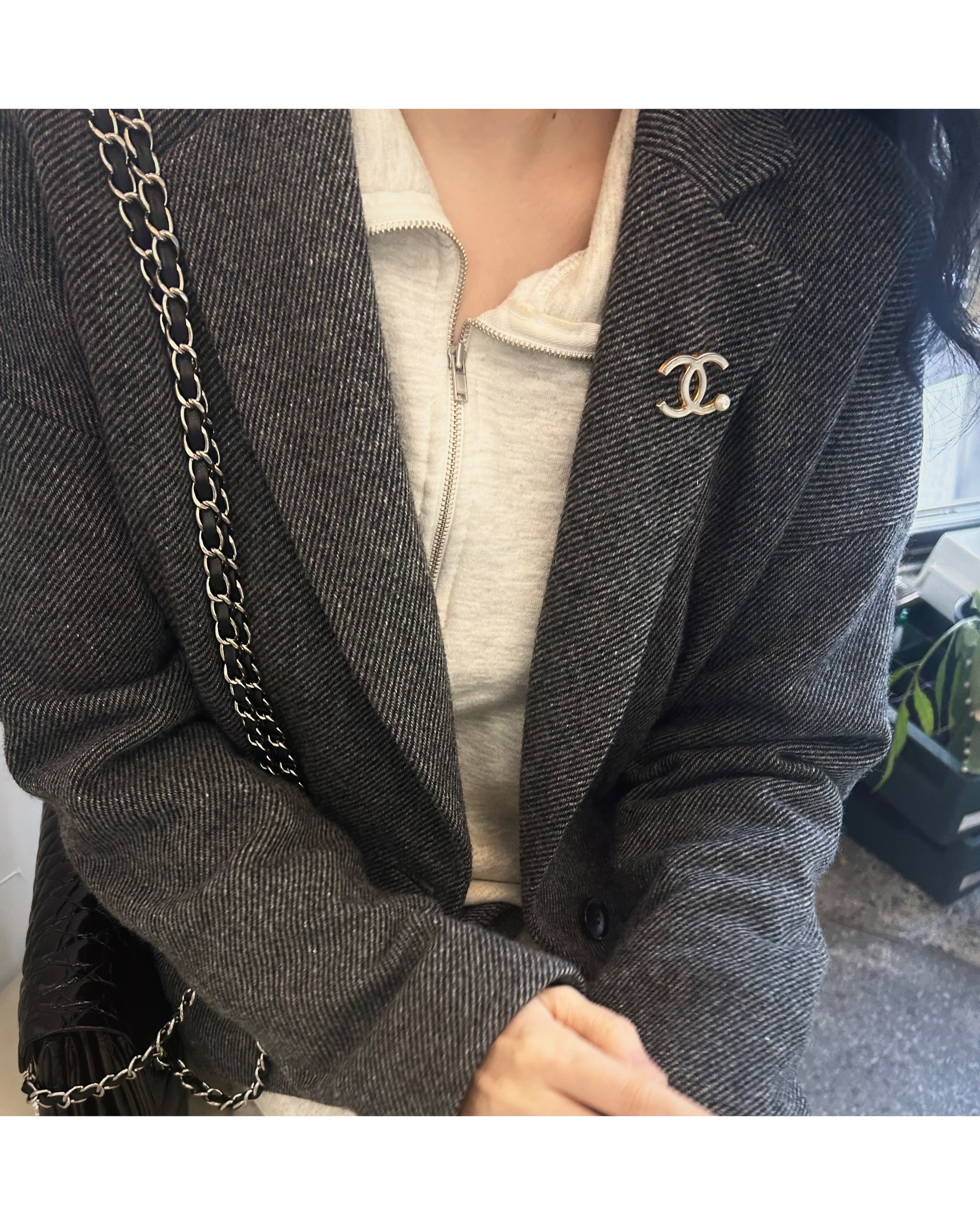 CHANEL hanger CC brooch no.15