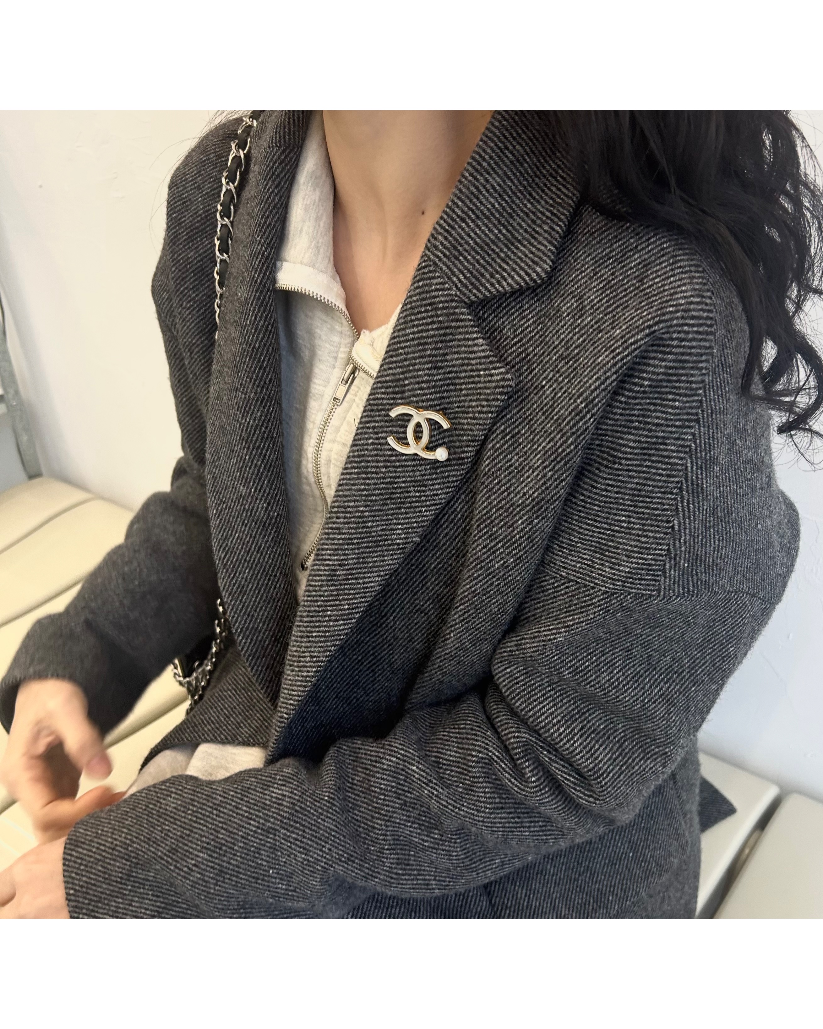 CHANEL hanger CC brooch no.15