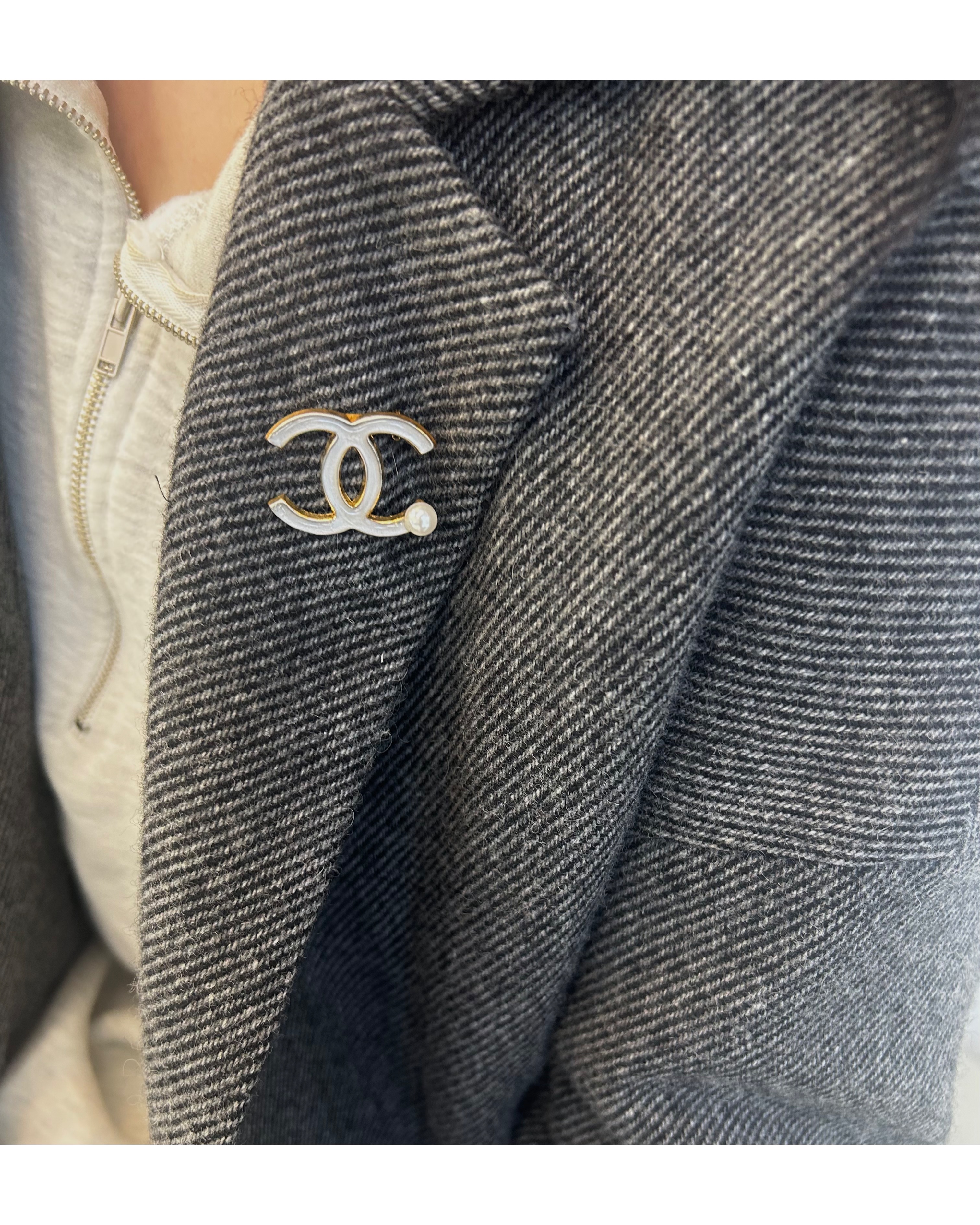 CHANEL hanger CC brooch no.15