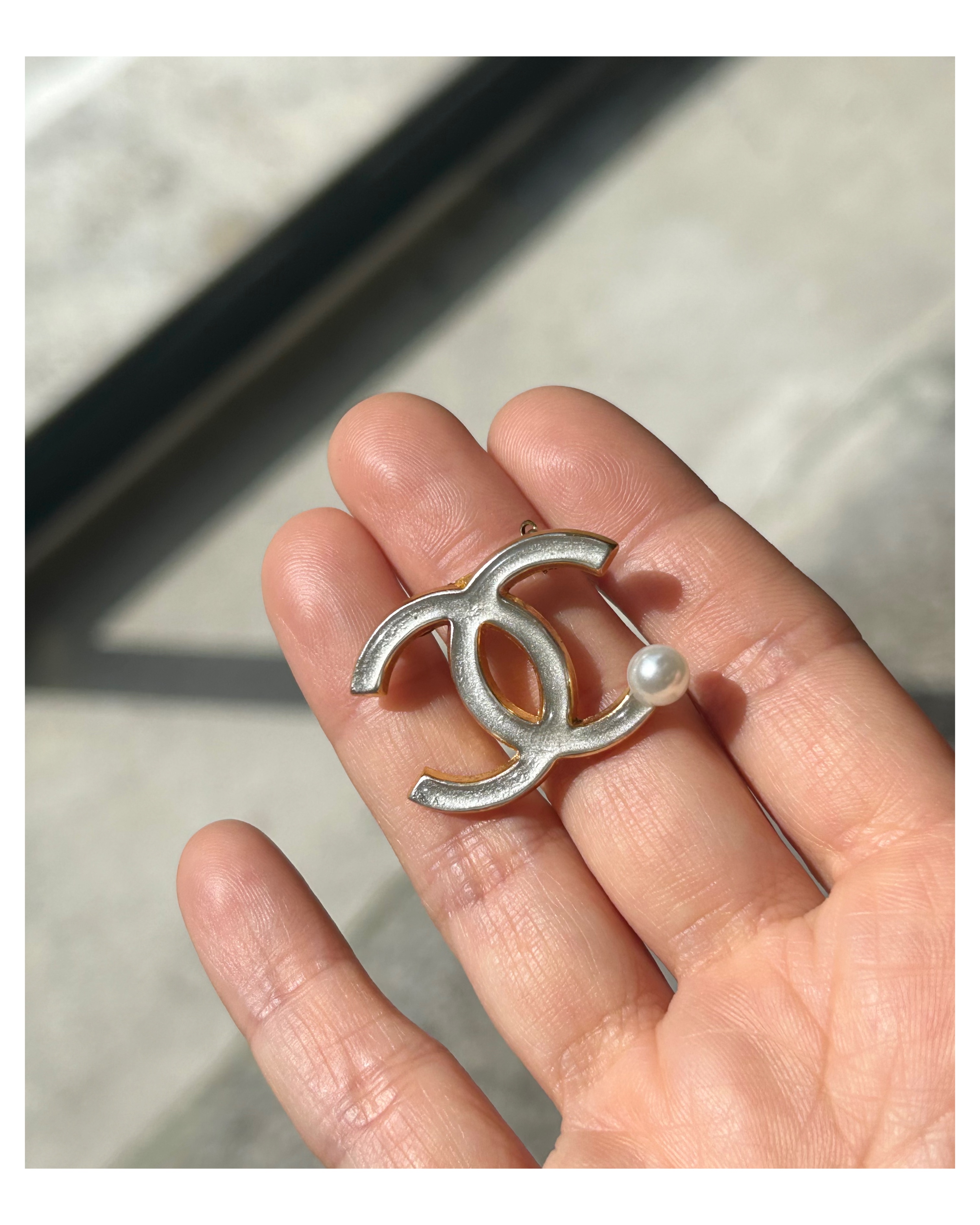 CHANEL hanger CC brooch no.15