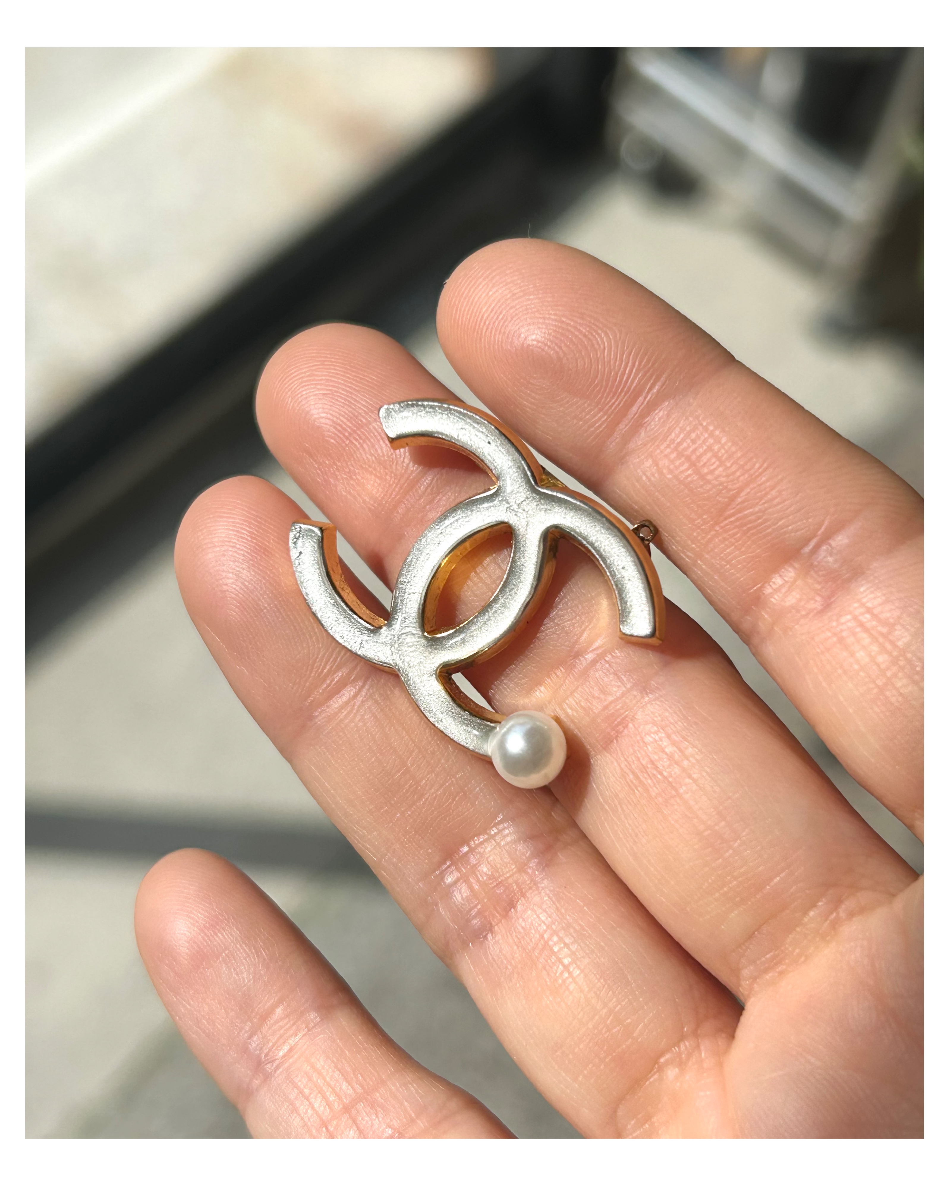 CHANEL hanger CC brooch no.15